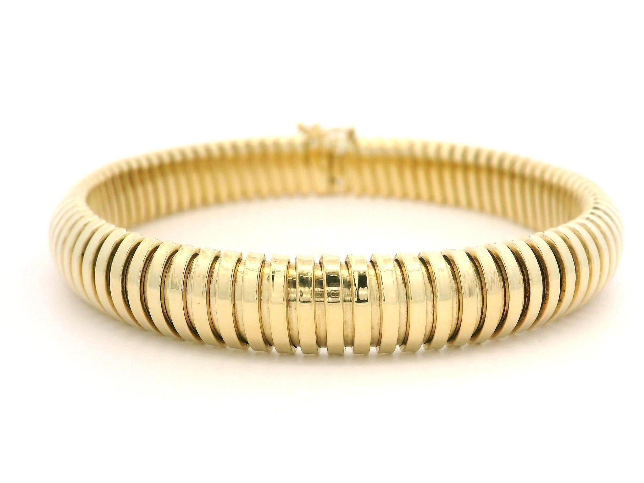Material: Oro amarillo macizo de 14 quilates
Peso: 15,94 gramos
Tipo de cadena: Cadenas flexibles de eslabones de serpiente en acordeón
Longitud de la Cadena: Mide 7.5 Pulgadas Junto a una Regla. Se ajusta a una muñeca de 6,75 pulgadas. (Colocado en