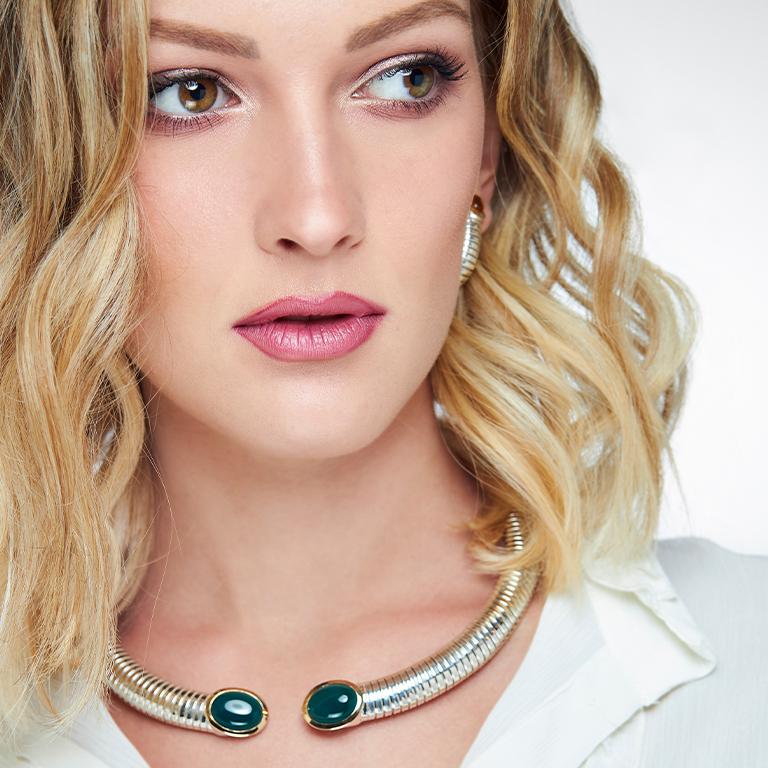 Tubogas-Halskette in Goldoptik und grünen Achaten im Zustand „Neu“ im Angebot in Palermo, IT