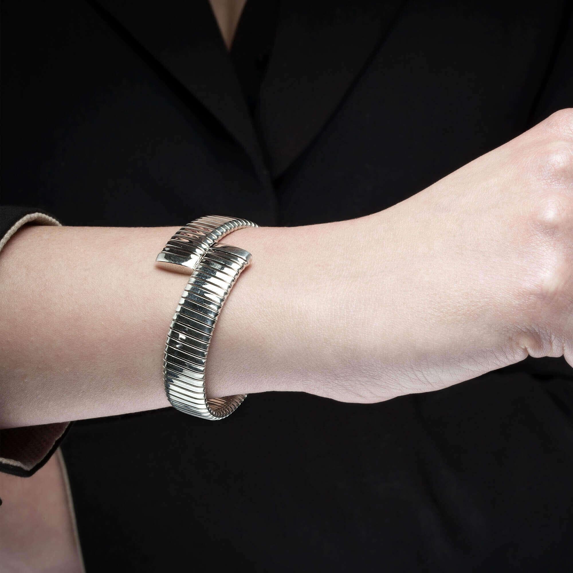 Tubogas contrariè bracelet, silver 925

Dimension mm: 13.5 width, 4 thickness