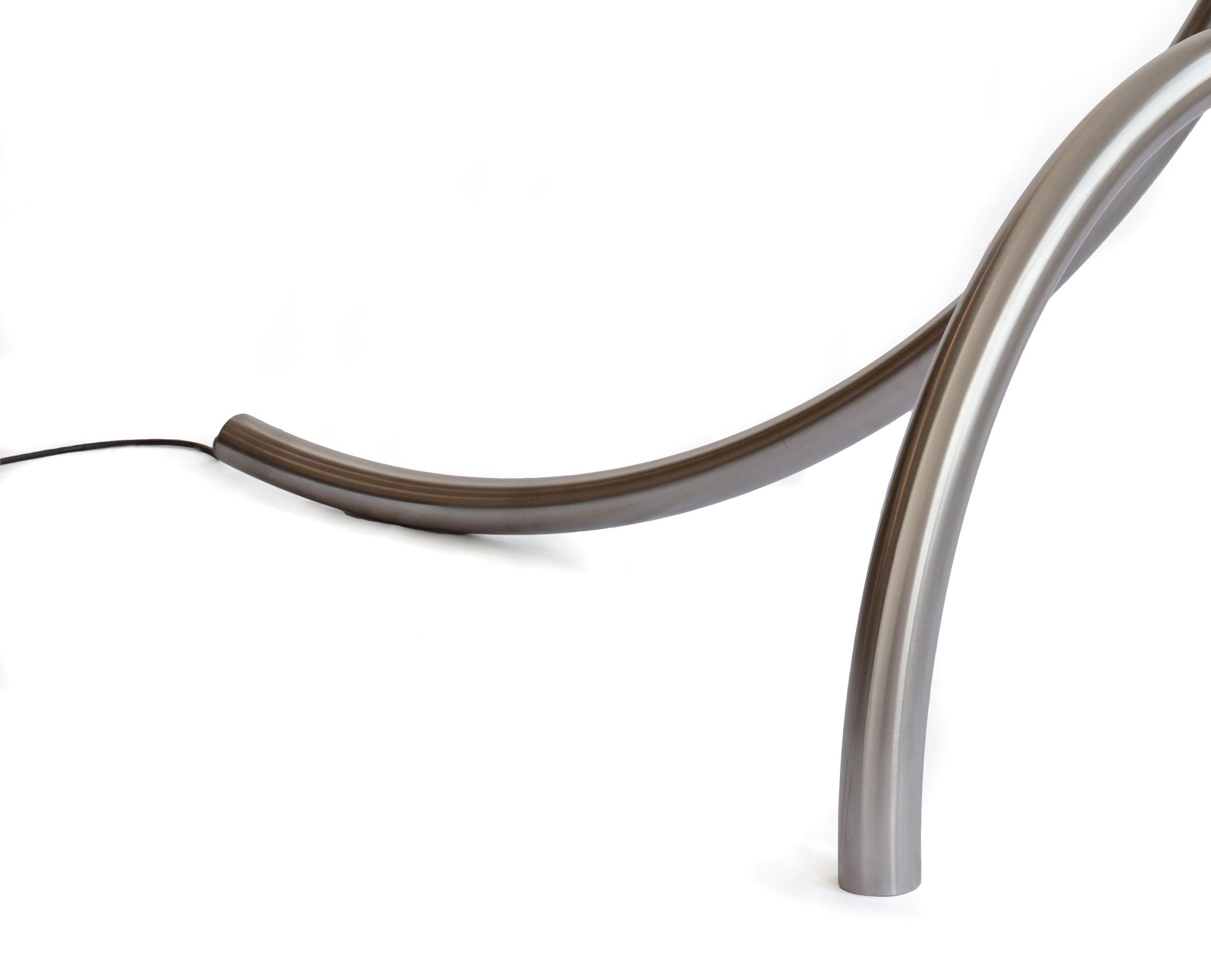 Tubs i Llums #04 von Max Enrich, Stehlampe aus Edelstahl (21. Jahrhundert und zeitgenössisch) im Angebot
