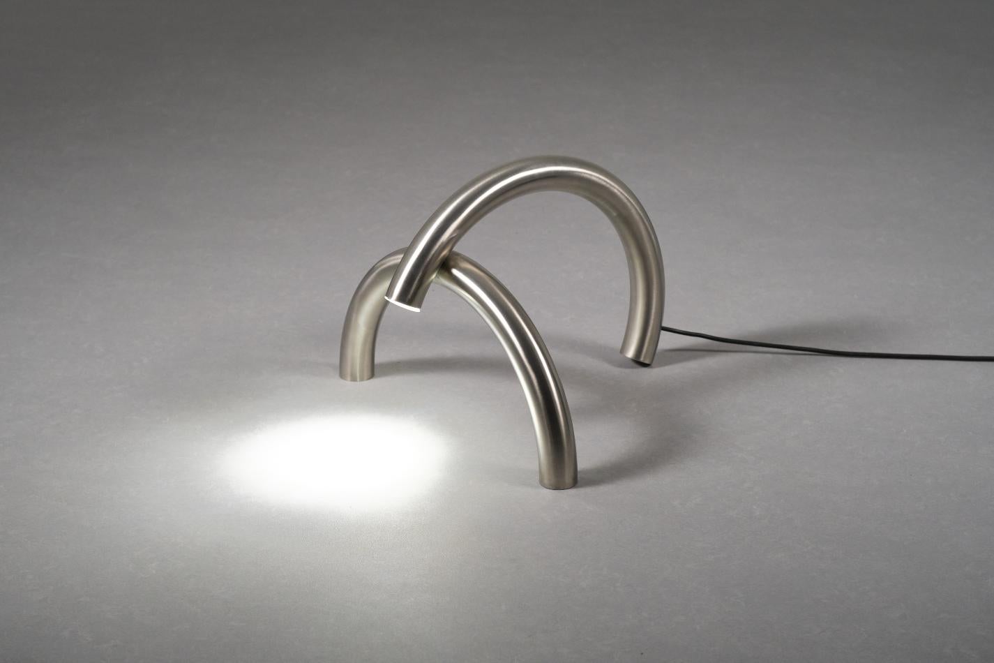 Max Enrich spielt mit dem schmalen Grat zwischen Design und reiner Ästhetik und konzentriert sich auf die ständige Suche nach kühnen und anregenden Formen, die als Stuhl, als Tisch oder als Skulptur verwendet werden können. Es geht darum, eine