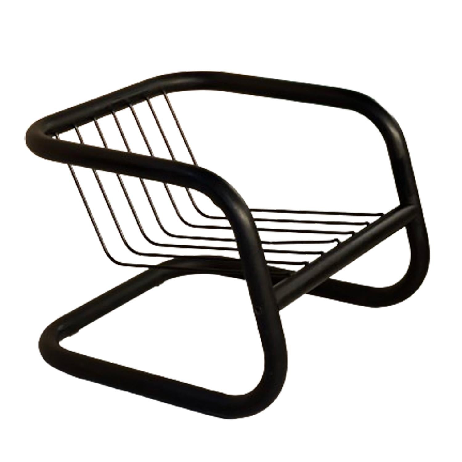 Tubular armchair designed by Geraldo de Barros for Hobjeto in the 70s.
Made from black lacquered metal.
This is the perfect piece for a collector. The cushions are original. They bear the Hobjeto label as you can see in the picture. Very rare to