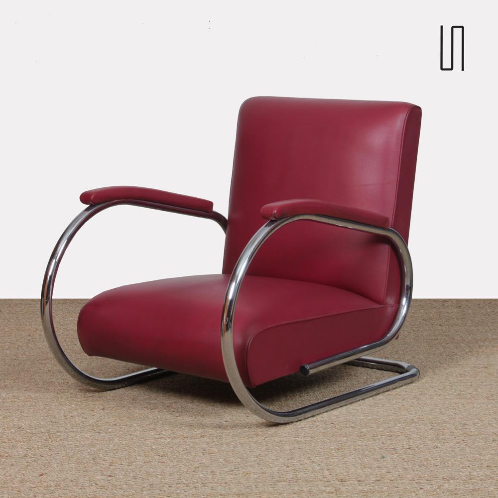 This tubular armchair dates from the 1960s. The frame is in chromed metal and the seat in imitation leather. It is in good vintage condition.
