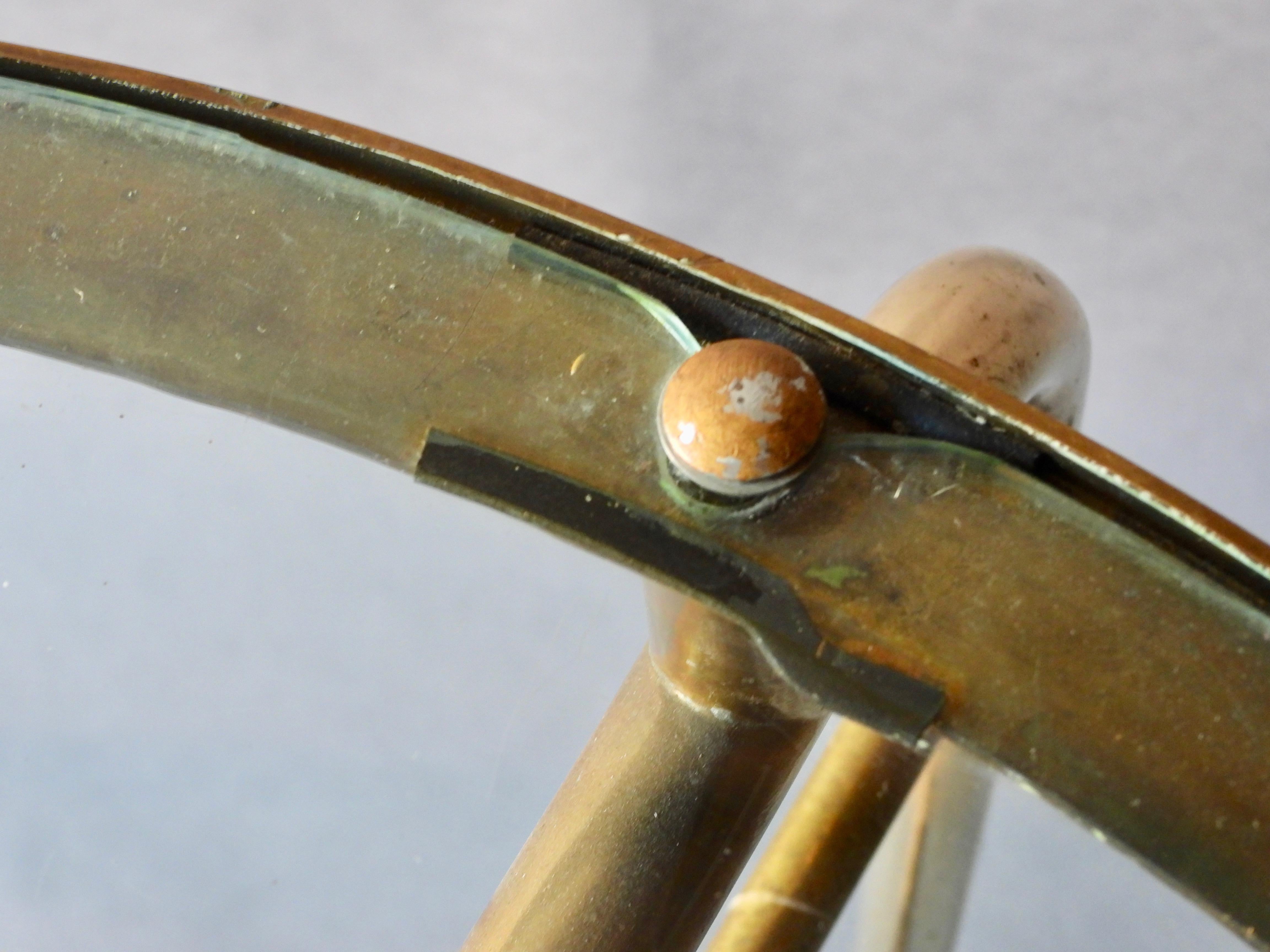 rohrförmiger art deco pedestal tisch mit goldener patina im Angebot 1