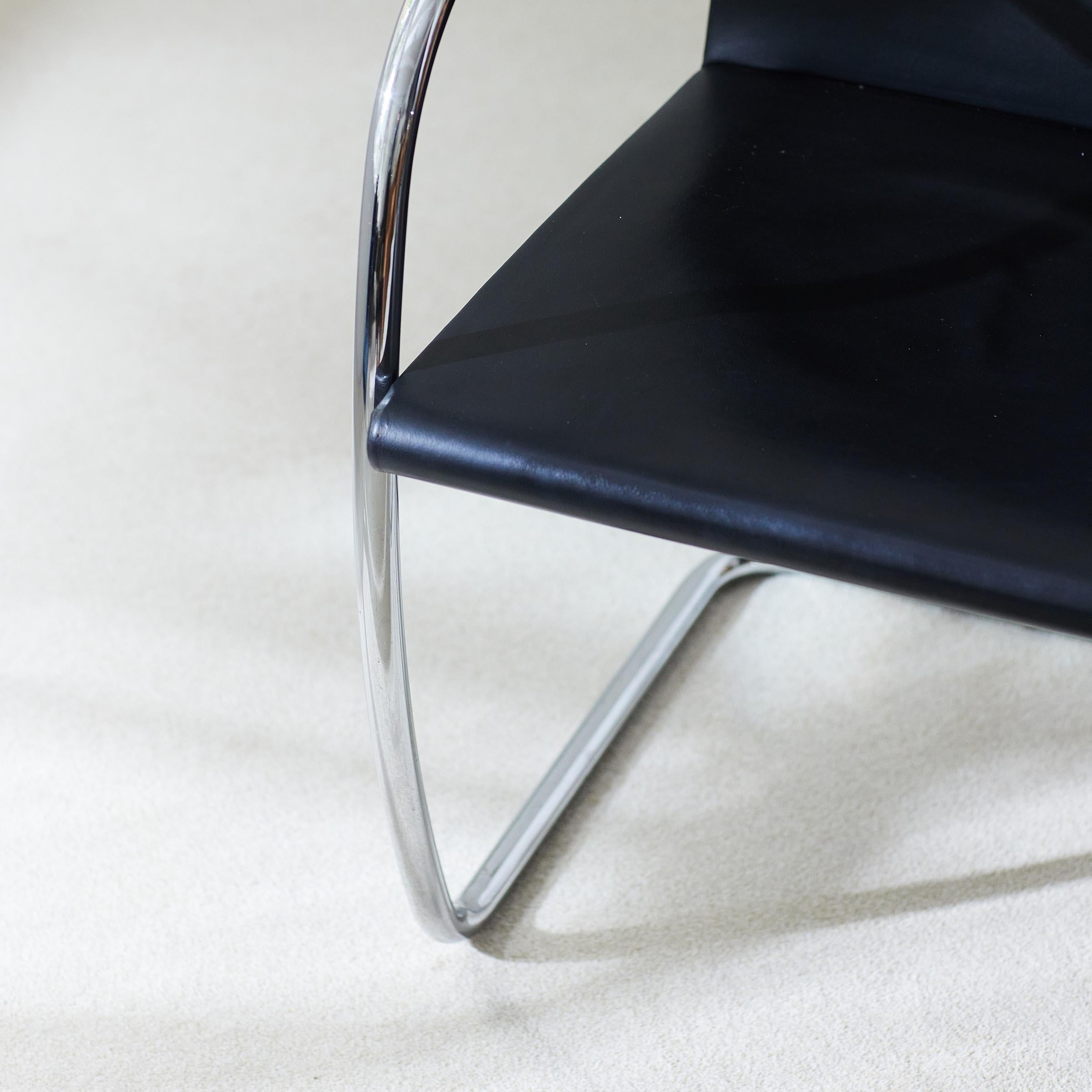Chaise tubulaire Brno de Ludwig Mies van der Rohe Italie des années 1980 Bon état à Debrecen, HU
