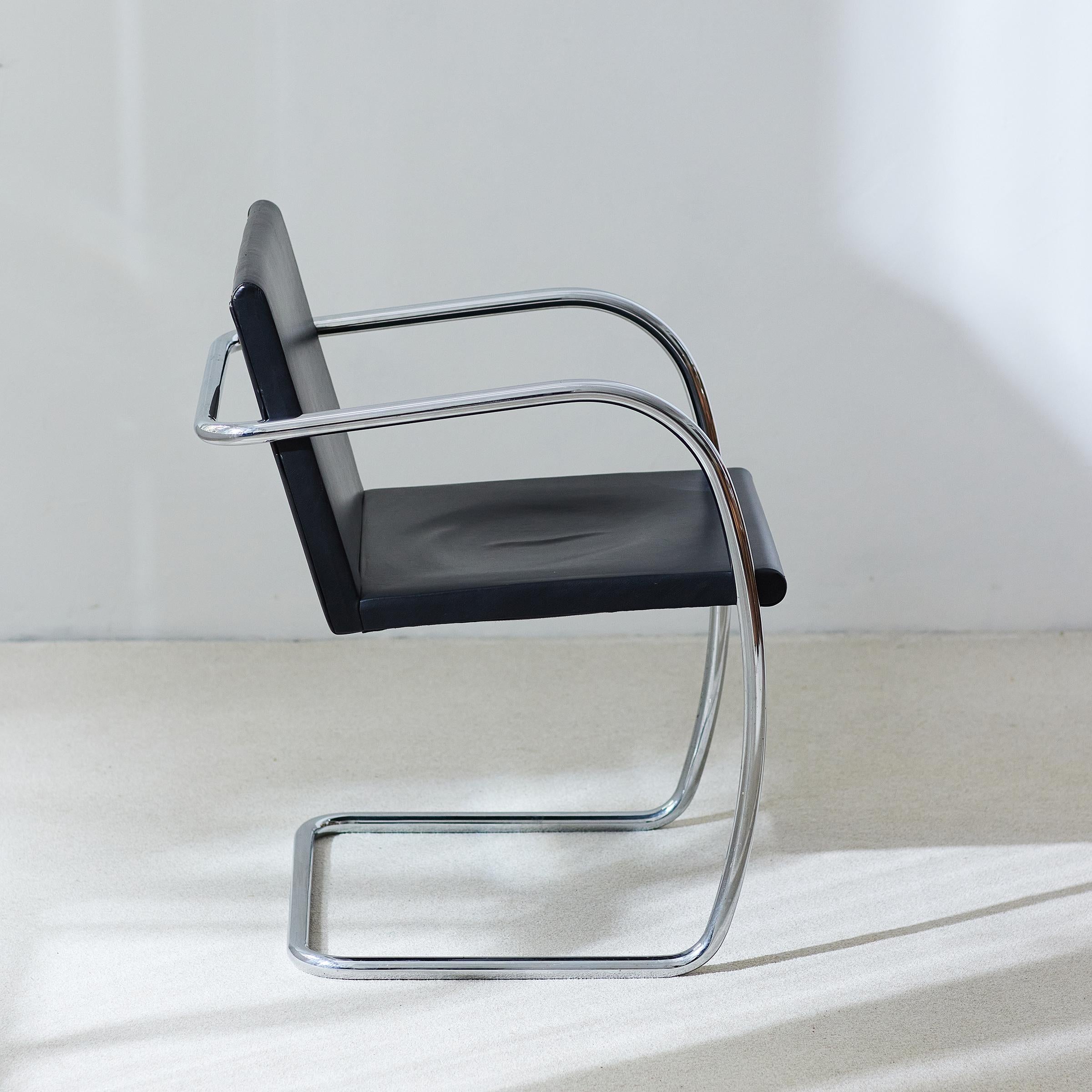 Chaise tubulaire By Design/One moderne du milieu du siècle, conçue par Ludwig Mies van der Rohe. Il s'agit de la version la plus rare, avec l'assise et le dossier à pad fin. Un cadre en acier recouvert de cuir noir.