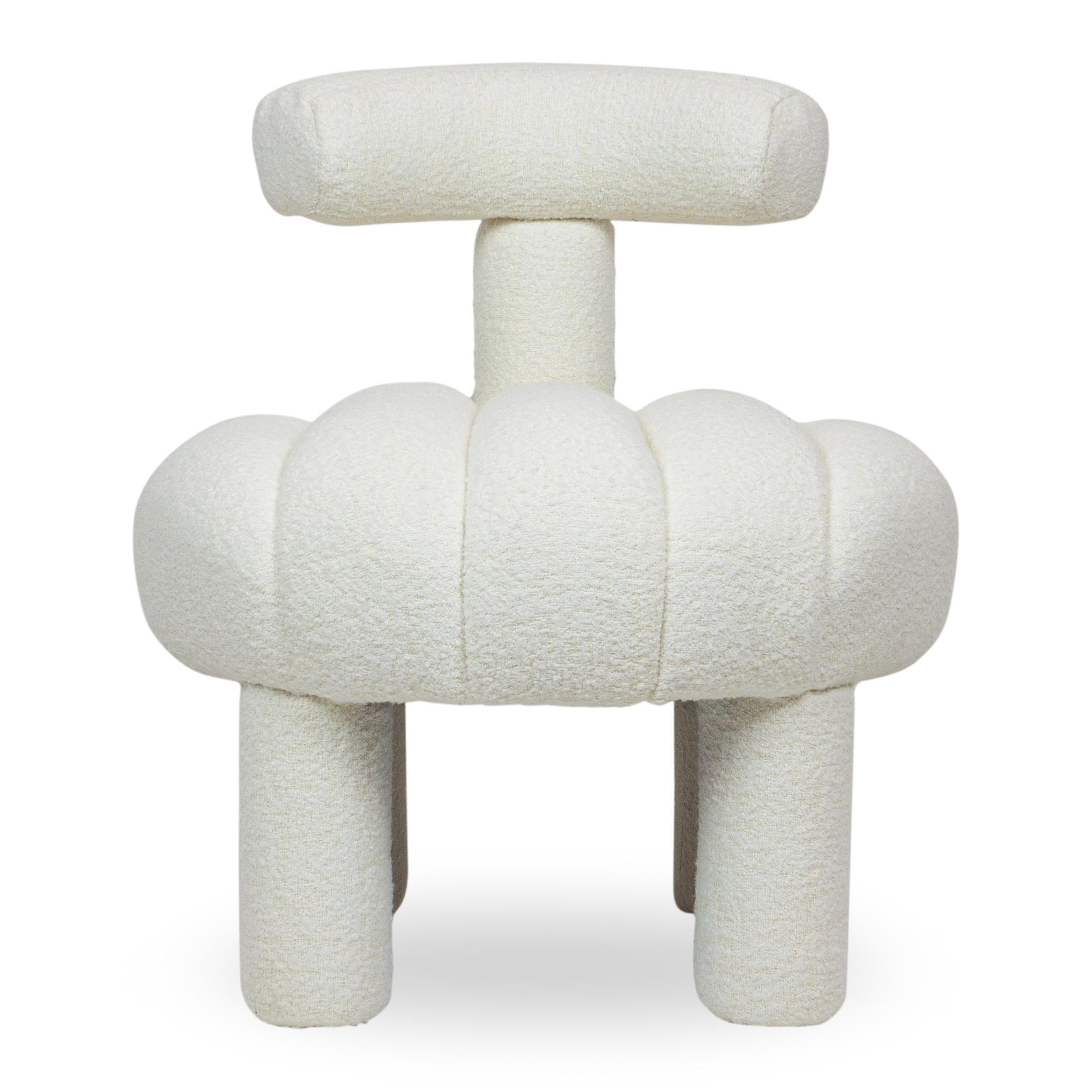 Beistellstuhl in Rohrform mit getuftetem Sitz. Der Rahmen besteht aus massivem Ahornholz, Gurtband und hochdichtem Schaumstoff. Gepolstert mit schneeweißem Bouclé-Material. Auf Bestellung gefertigt, wenn größere Mengen benötigt werden. Passen Sie