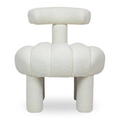 Rohrförmiger Beistellstuhl aus weißem Boucle und mit gepolsterten Beinen