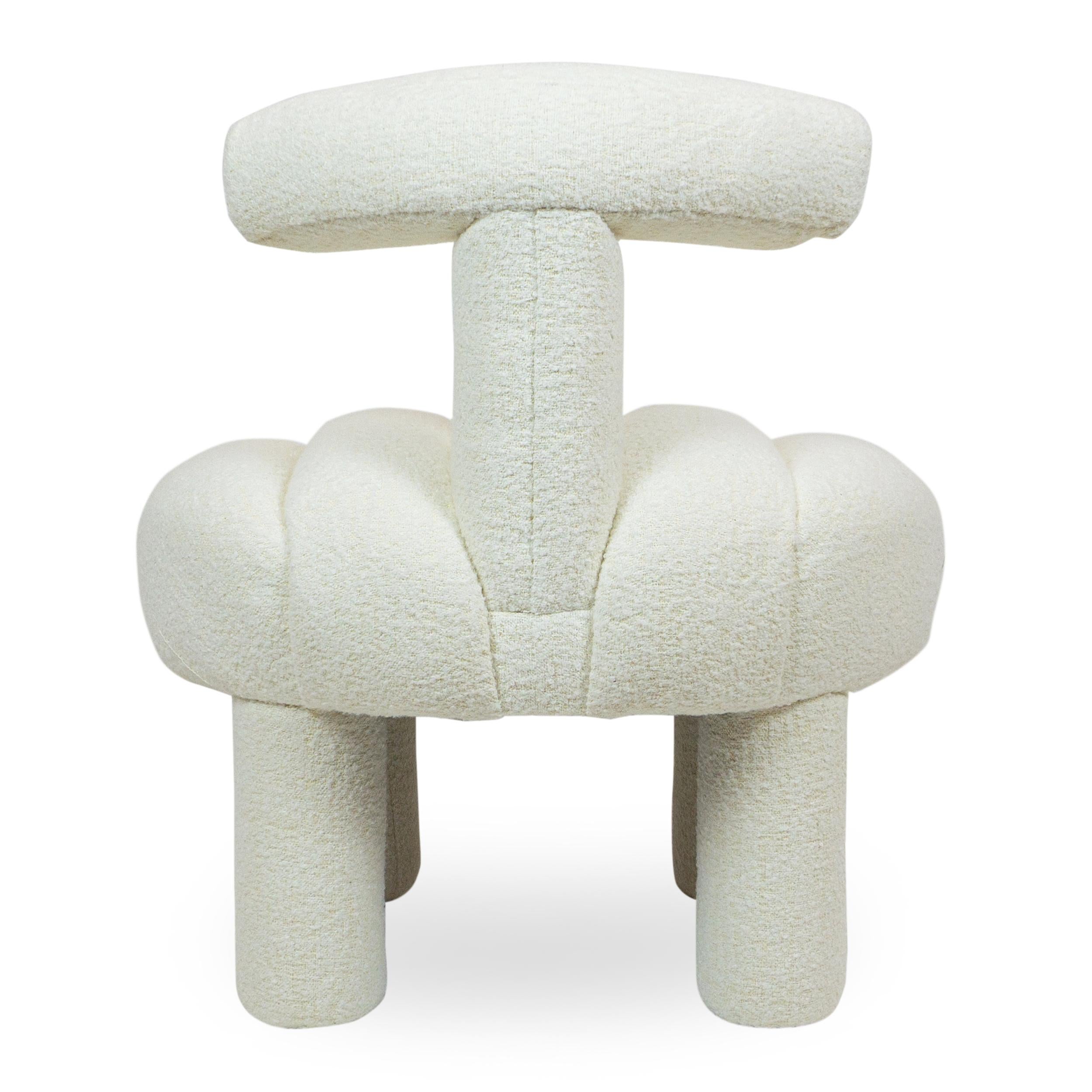 Rohrförmiger Beistellstuhl aus weißem Boucle und mit gepolsterten Beinen im Zustand „Neu“ im Angebot in Greenwich, CT