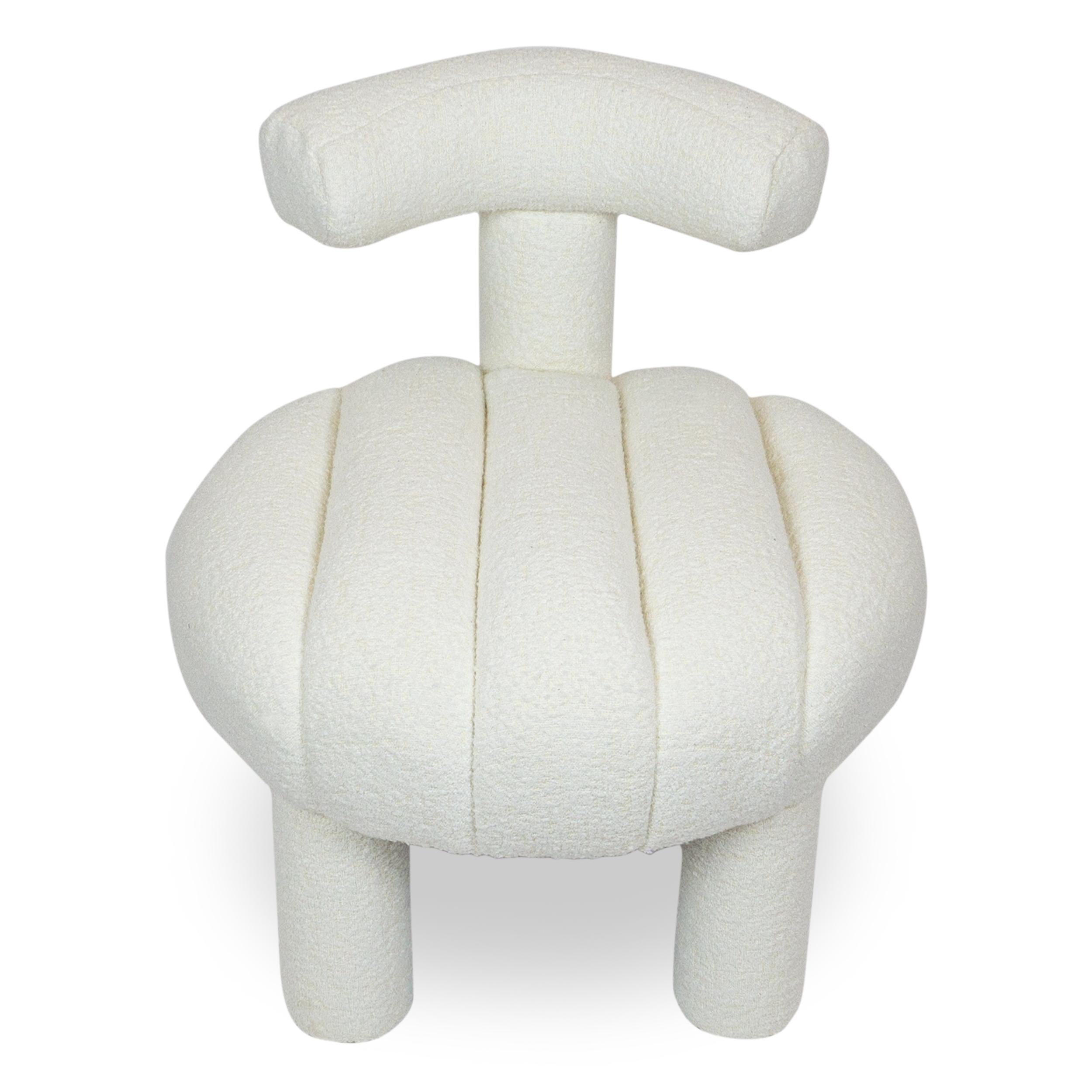 Rohrförmiger Beistellstuhl aus weißem Boucle und mit gepolsterten Beinen (21. Jahrhundert und zeitgenössisch) im Angebot