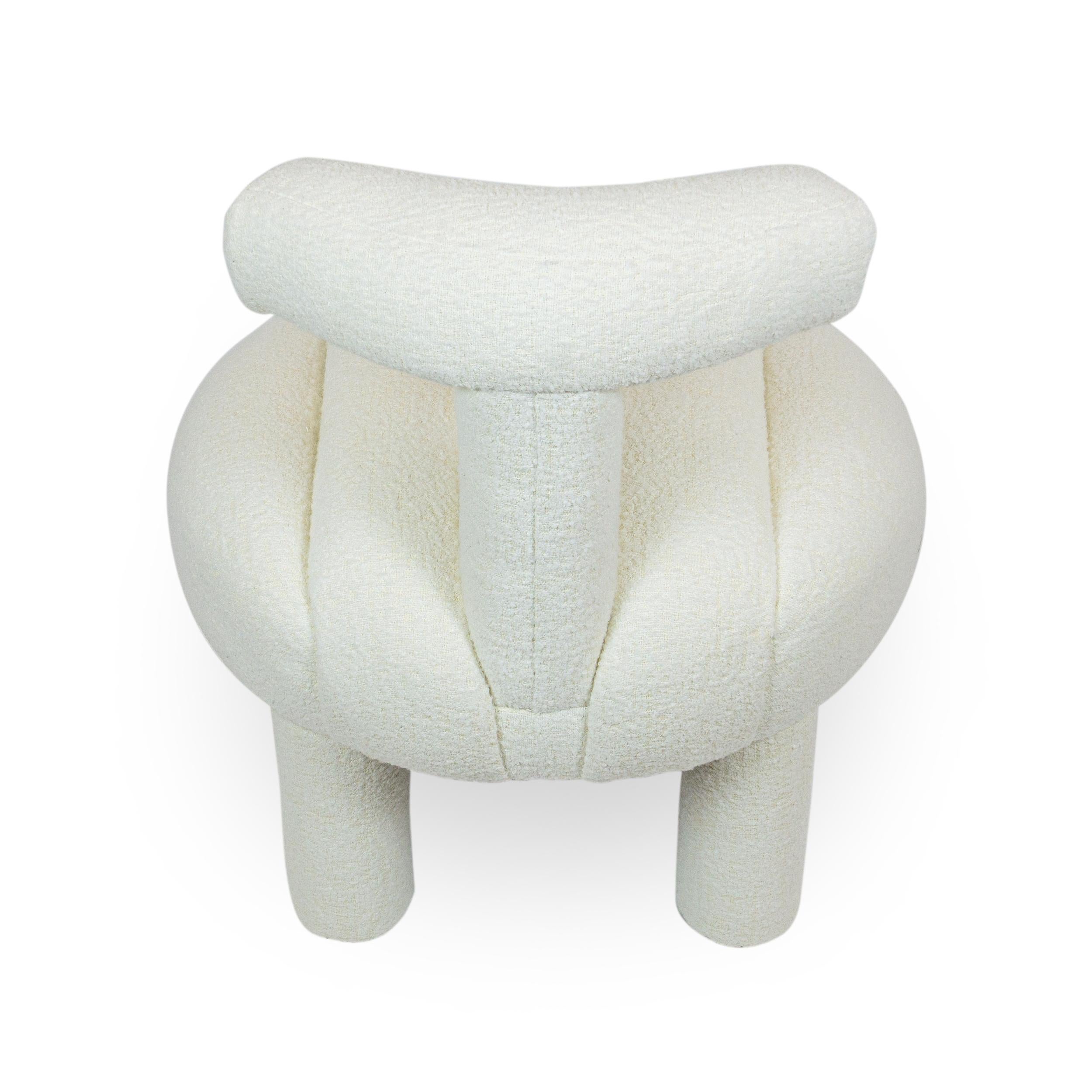 Rohrförmiger Beistellstuhl aus weißem Boucle und mit gepolsterten Beinen (Bouclé) im Angebot