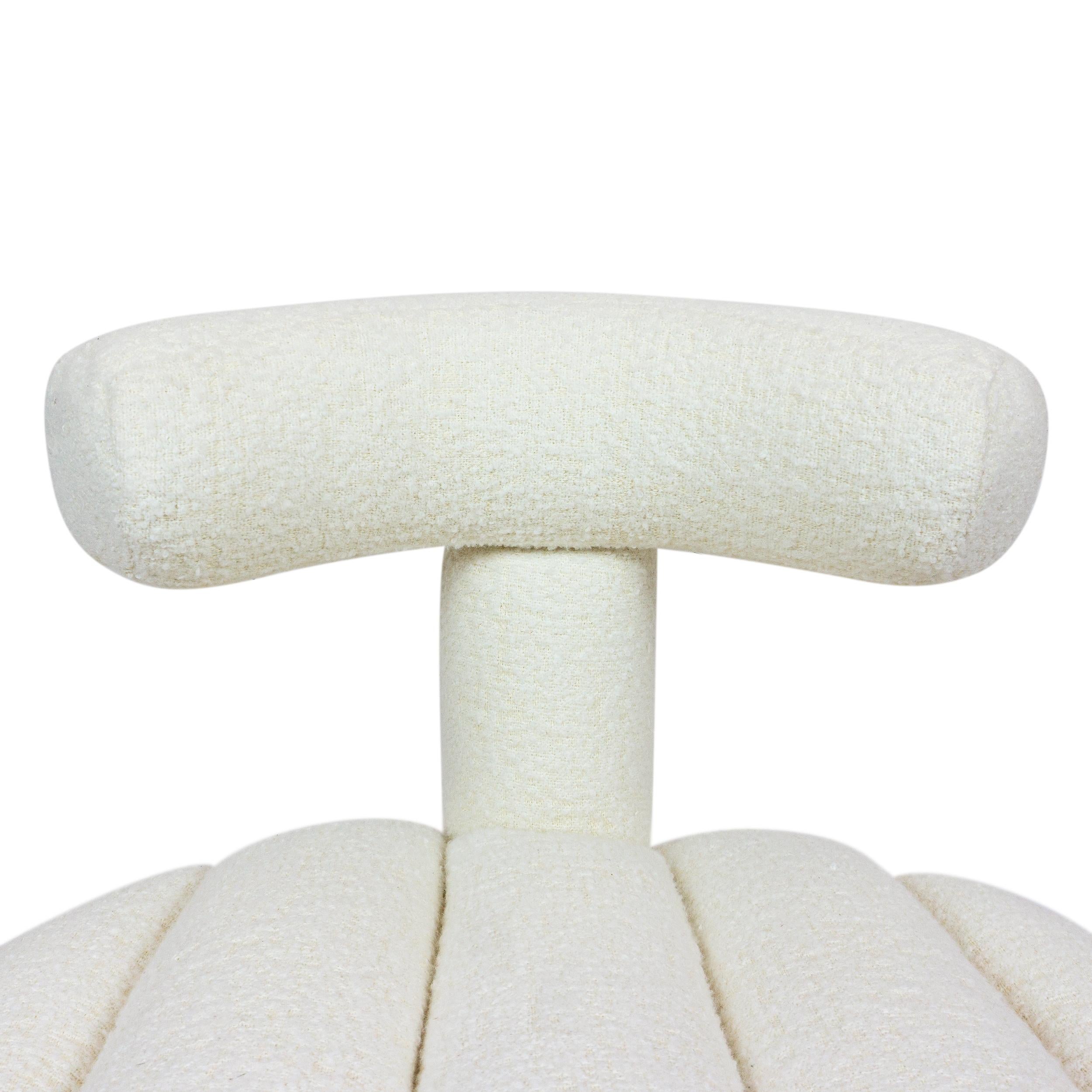 Rohrförmiger Beistellstuhl aus weißem Boucle und mit gepolsterten Beinen im Angebot 1