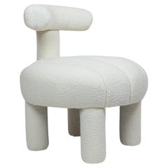 Sedia laterale tubolare con canali in bouclé bianco e gambe imbottite