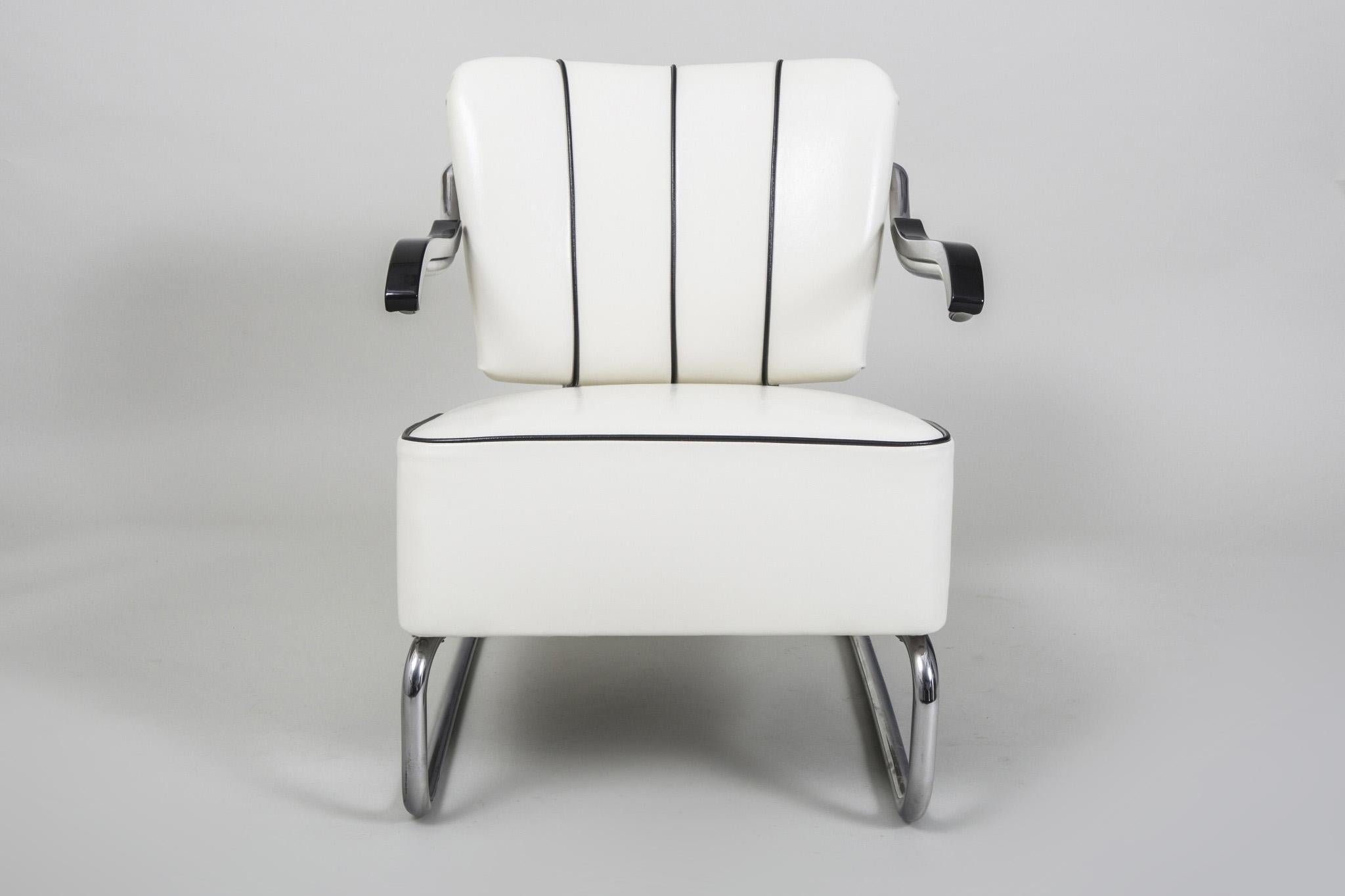 Czech Tubular Chrom Cantilever Armchair by Mücke-Melder, White Leather, New Upholstery