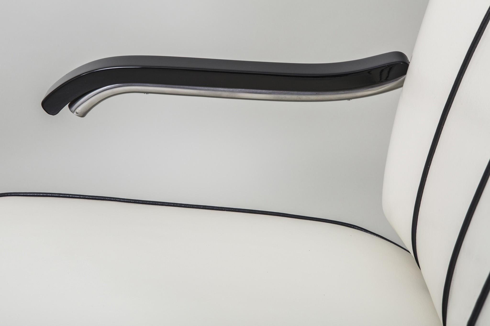 Tubular Chrom Cantilever Armchair by Mücke-Melder, White Leather, New Upholstery In Good Condition In Horomerice, CZ