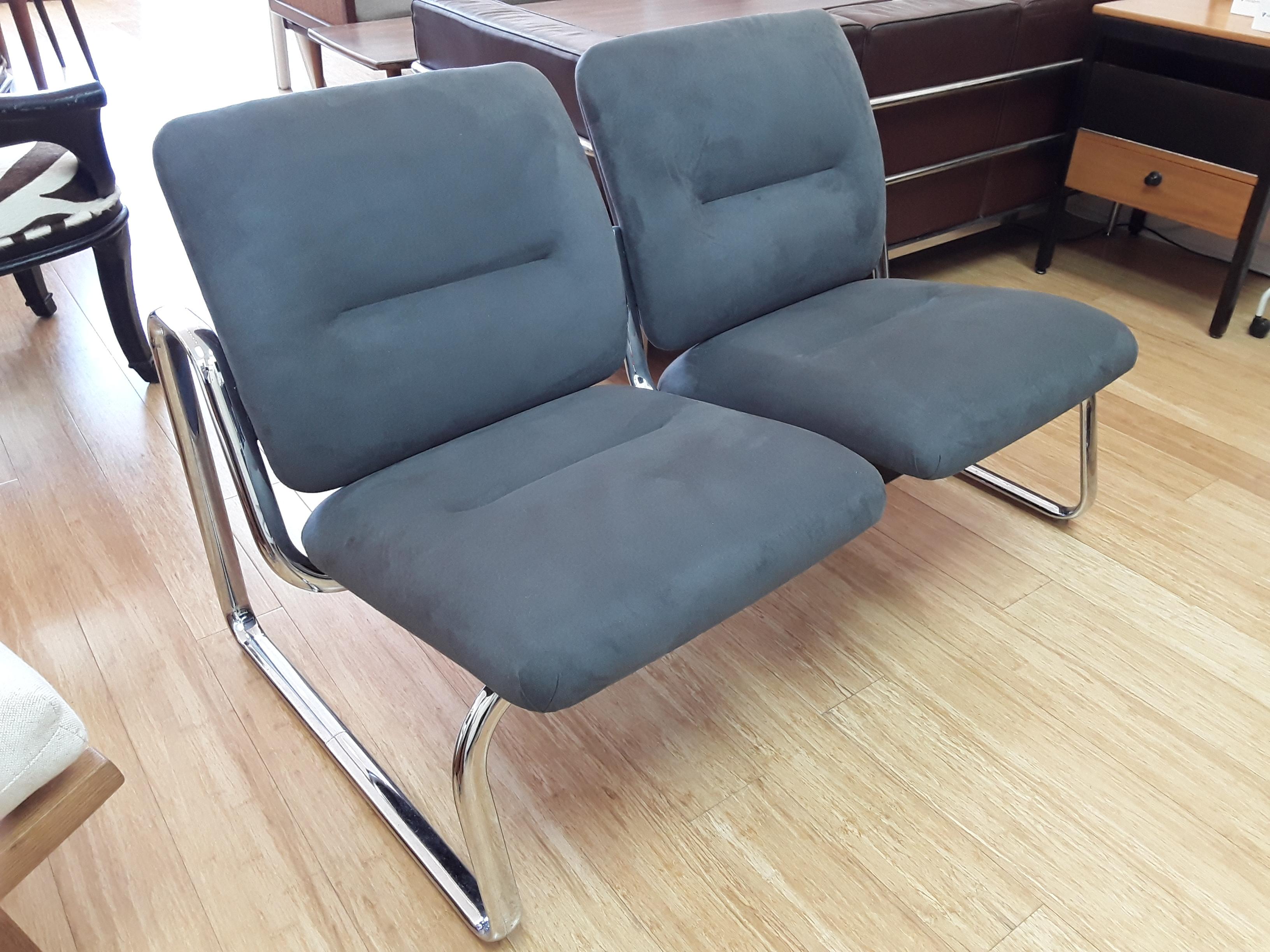 Moderner, verchromter 2-Sitzer-Sofa aus grau-blauer Mikrofaser.