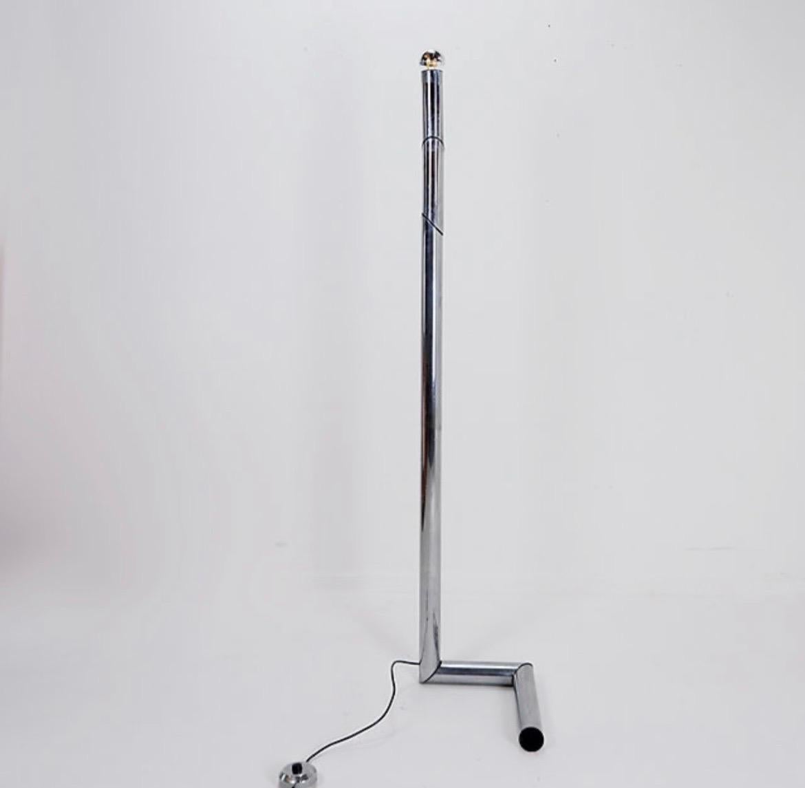 Tubular Chrome articulated Floor Lamp - 1970s

Wear consistent with age and use.
Sold without bulb

Seventies - Vintage - floor lamp
Measures : 26cmx30cm Max H: 141cm 
Material : Chrome 