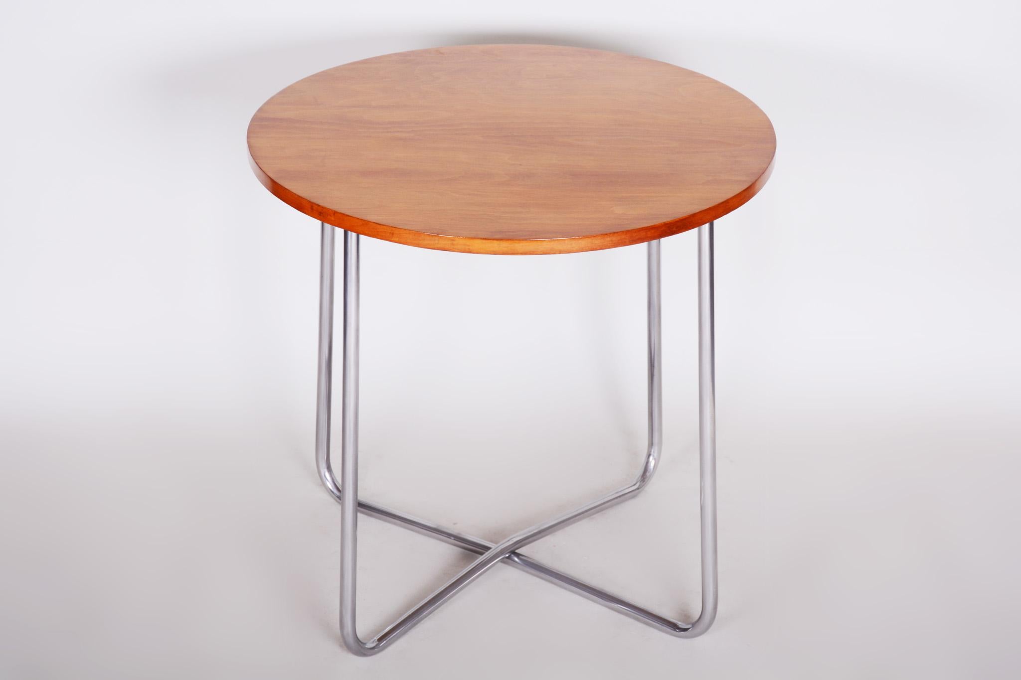 Tchèque Table ronde en hêtre tubulaire chromé Bauhaus Art Déco:: Vichr a Spol. des années 1930 en vente