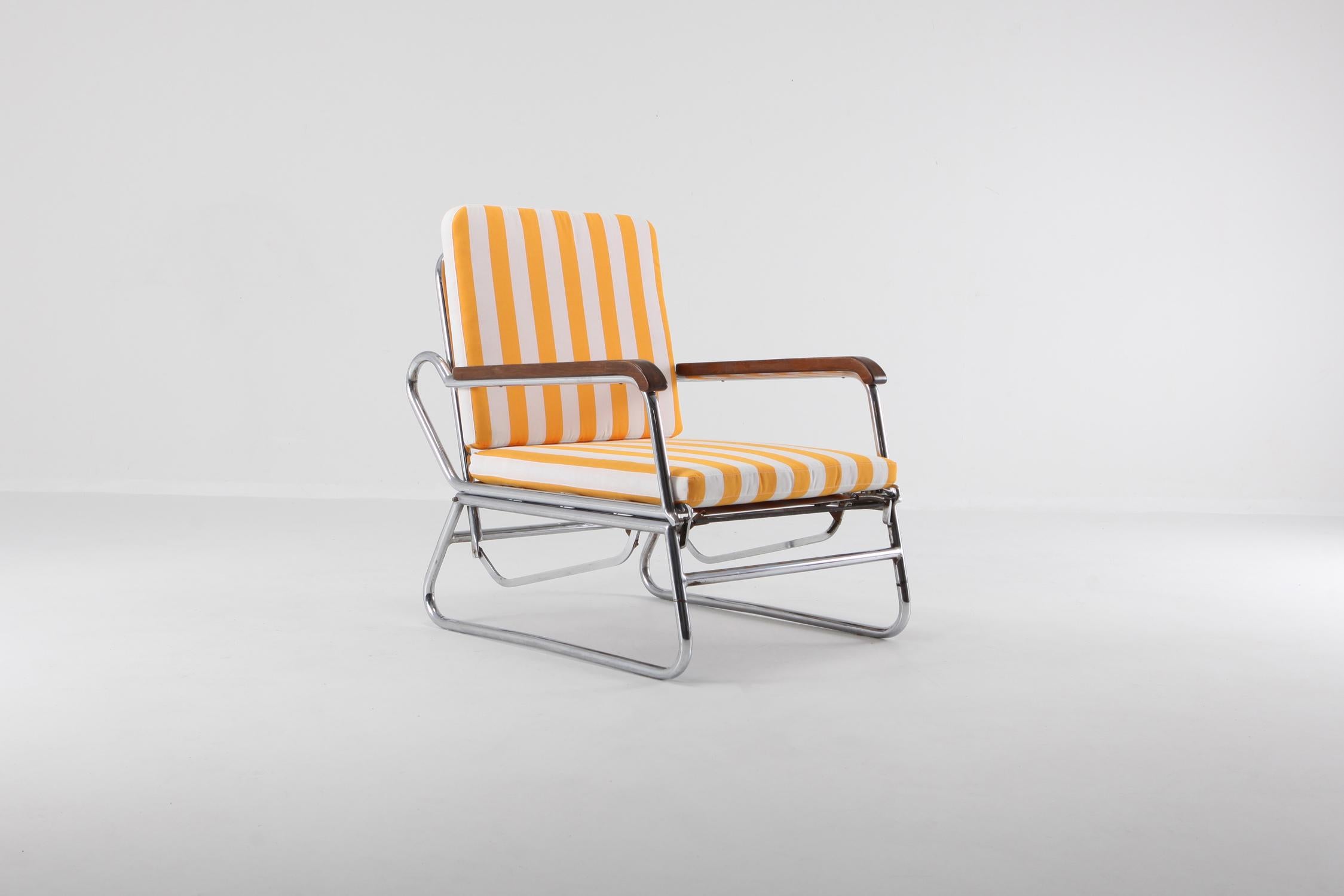 Bauhaus style chaise longue in tubular chromed steel, mahogany armrests and newly upholstered yellow and white striped cushions. The color of the fabric was inspired by the Giorgio Armani Beverly Hills perfume collection. Typical of 1950s and 1980s