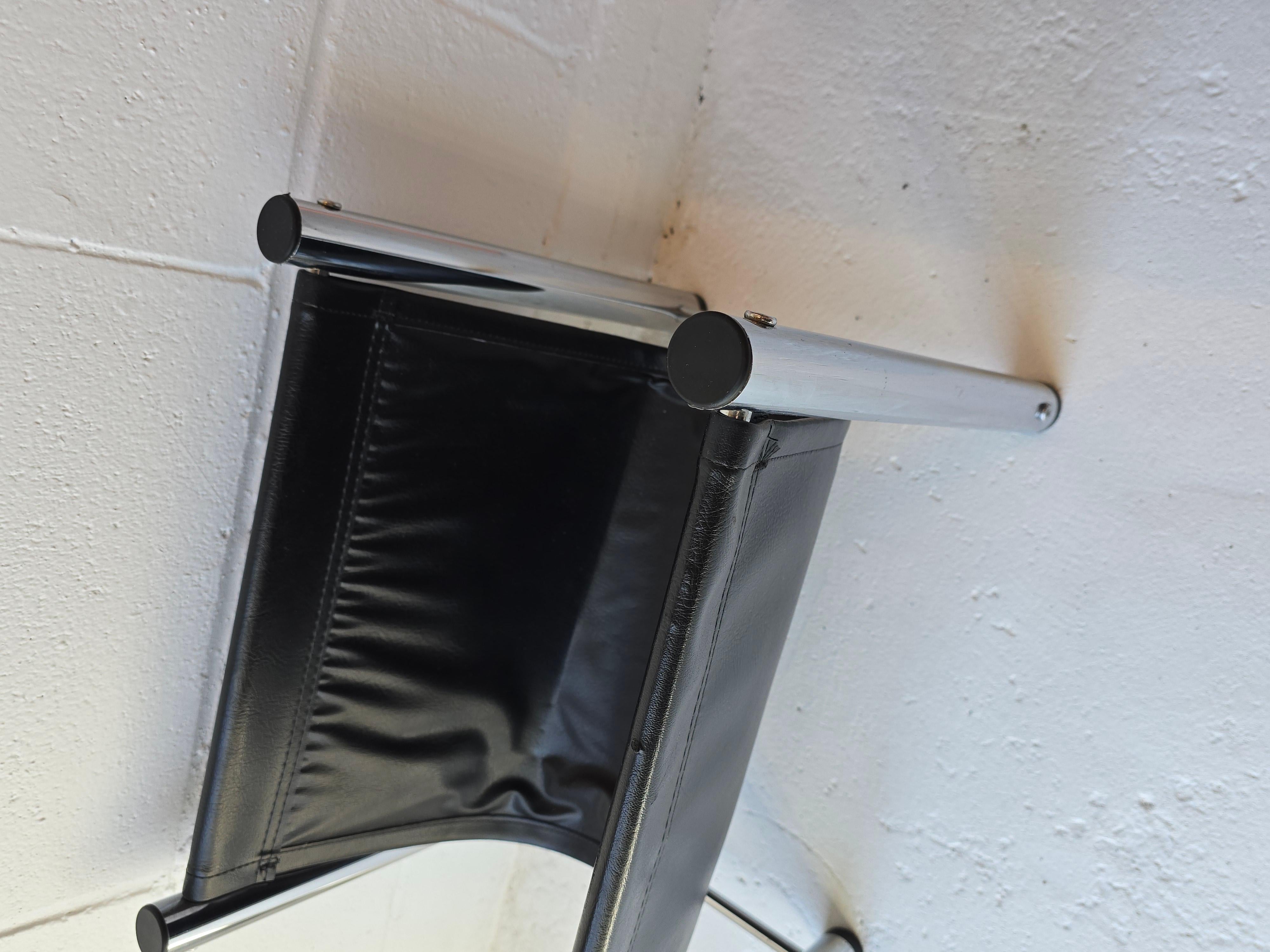 Tubular Chrome Magazine Book Newspaper Holder Rack In Good Condition For Sale In Toronto, ON