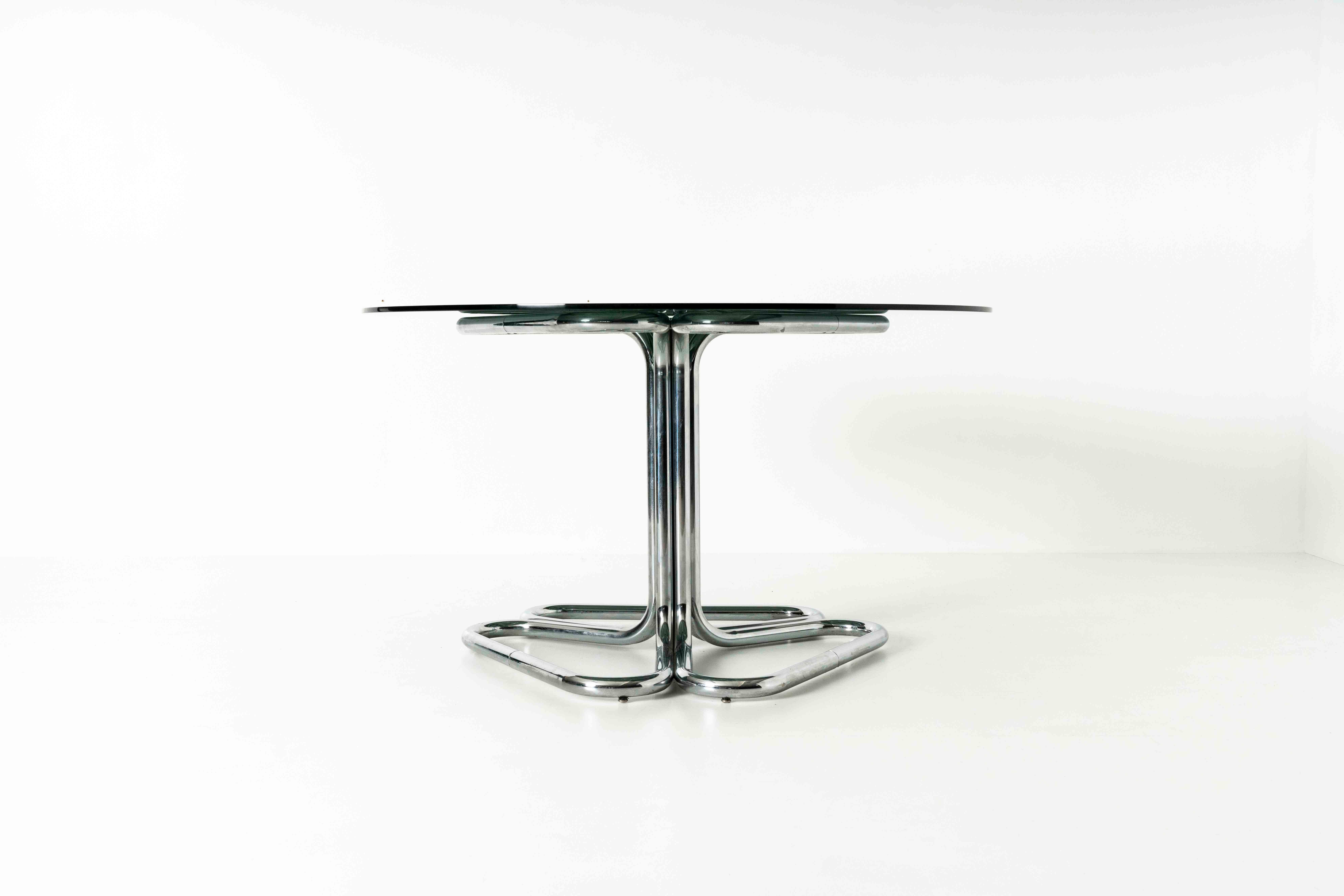 Schöner Esszimmertisch von Giotto Stoppino aus Italien, 1970er Jahre. Dieser Tisch hat ein verchromtes Rohrgestell in attraktiver Dreiecksform mit einer Platte aus Rauchglas. Wir haben auch ein passendes Giotto Stoppino Esszimmerstuhlset im Angebot.