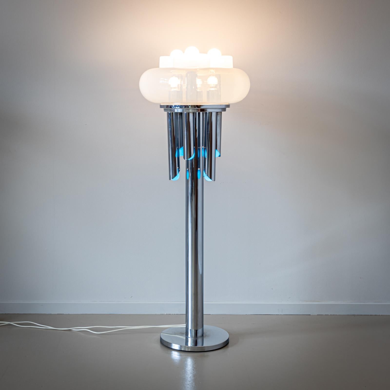 Lámpara de pie tubular de acero con pantalla de plexiglás blanco transparente y dos ajustes de luz conmutables por separado. La luz brilla desde abajo, desde los tubos de acero cortados, así como desde dentro y desde arriba.