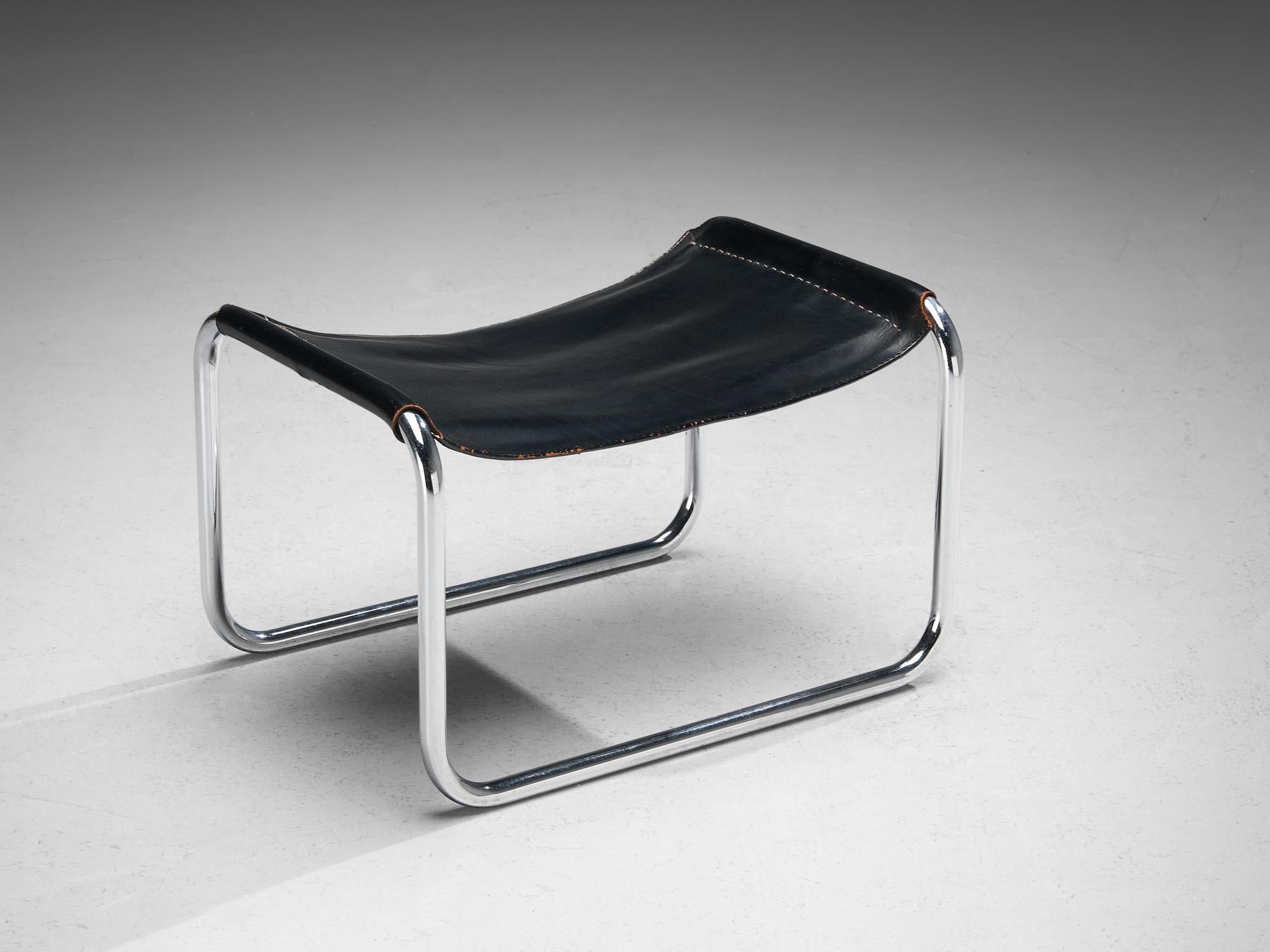 Chaise longue tubulaire et pouf en cuir noir  Bon état - En vente à Waalwijk, NL