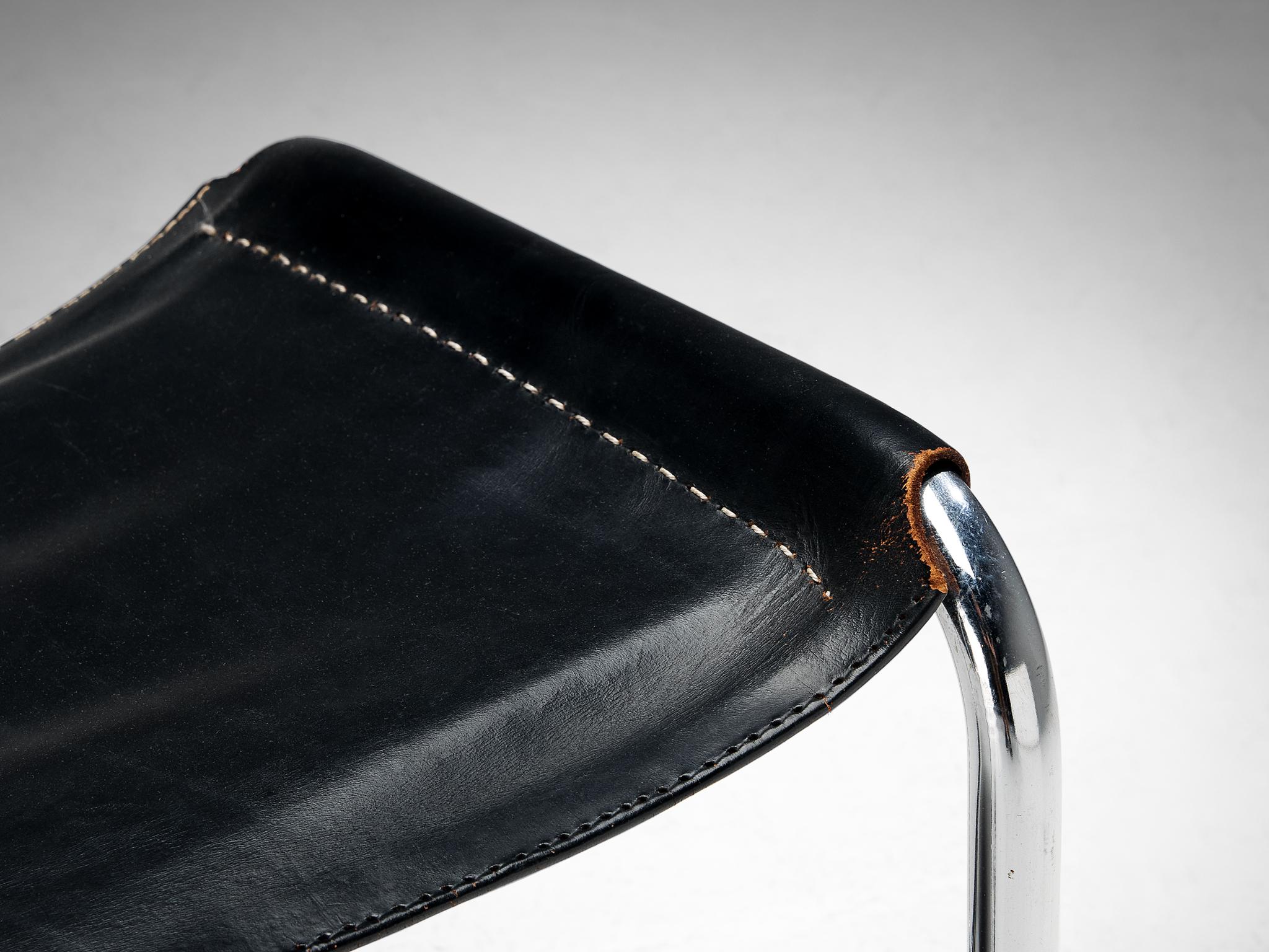 Milieu du XXe siècle Chaise longue tubulaire et pouf en cuir noir  en vente