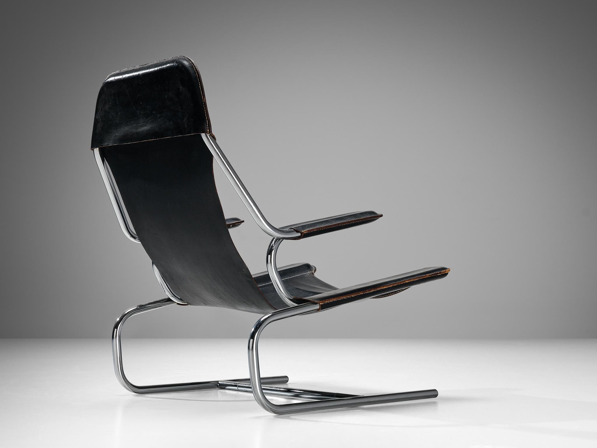Chaise longue en acier et cuir, Europe, années 1950.

Fauteuil moderne fabriqué en Europe dans les années 1950. Cette chaise est fabriquée en acier tubulaire plié avec un revêtement en cuir sellier noir. De belles lignes courbes se combinent dans un