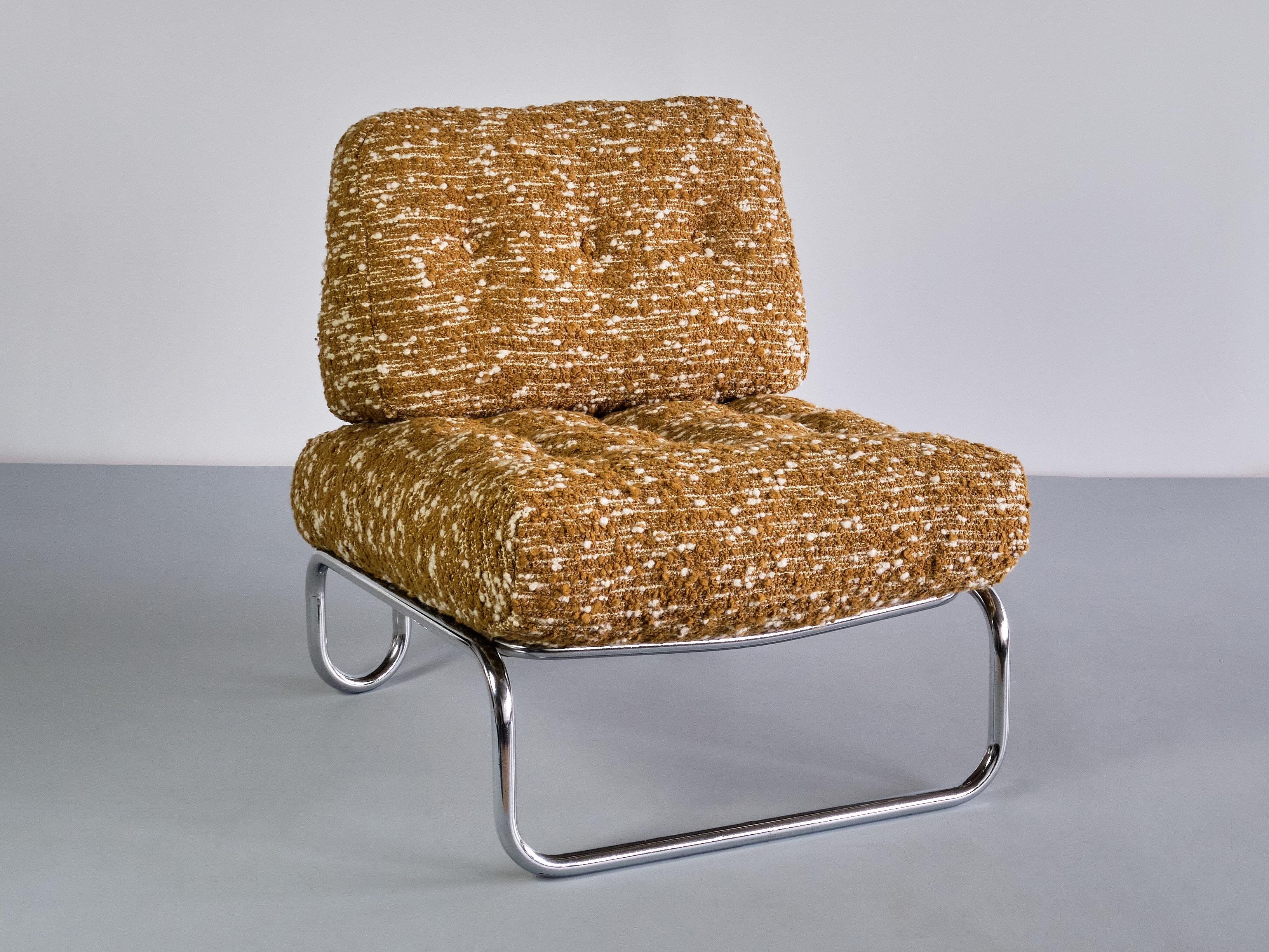 Cette chaise longue remarquable a été produite en Allemagne dans les années 1970. Le cadre tubulaire est en acier chromé. Les belles lignes courbes des pieds et du cadre font référence au style Bauhaus. La ligne continue du dossier et des pieds du