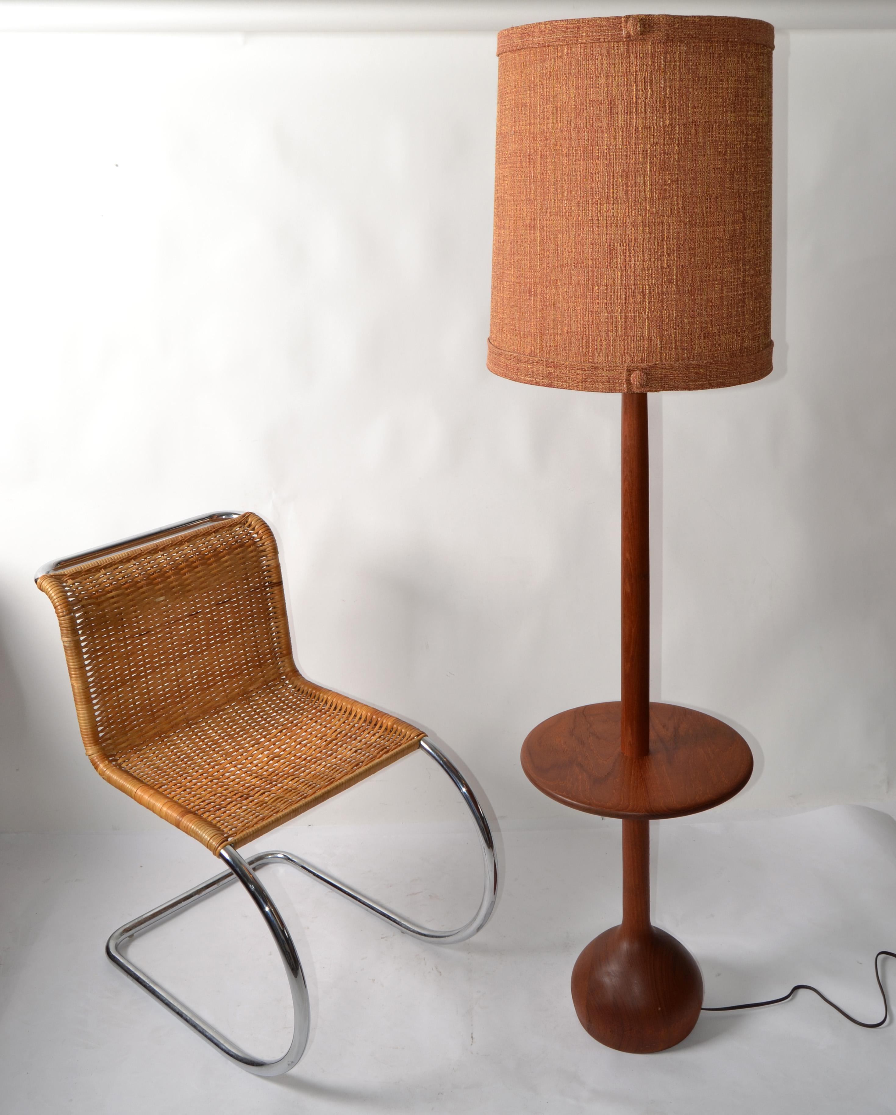 Chaise tubulaire Ludwig Mies van der Rohe attribuée à M. Chair, assise en rotin tressé sans accoudoirs, années 70 en vente 3