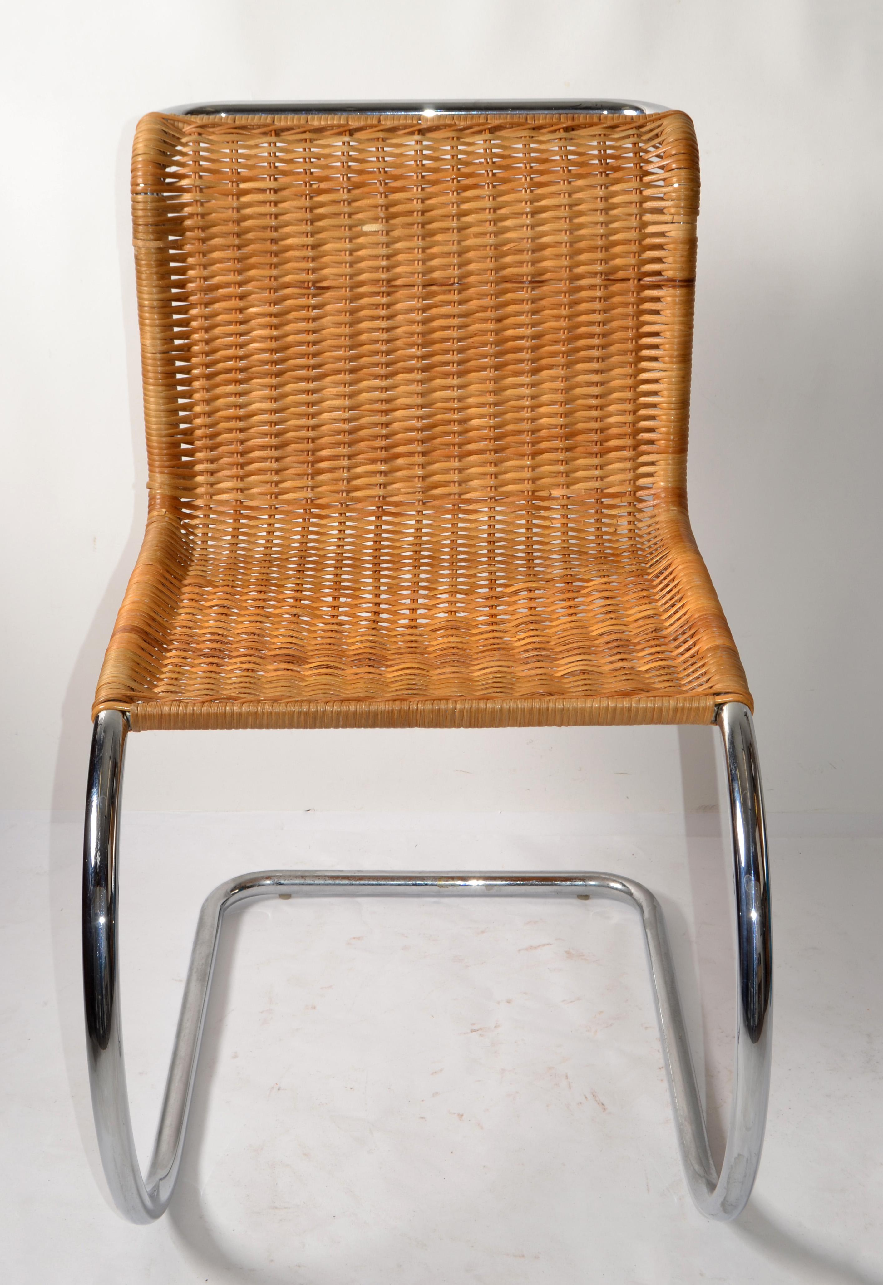 Mid-Century Modern Chaise tubulaire Ludwig Mies van der Rohe attribuée à M. Chair, assise en rotin tressé sans accoudoirs, années 70 en vente