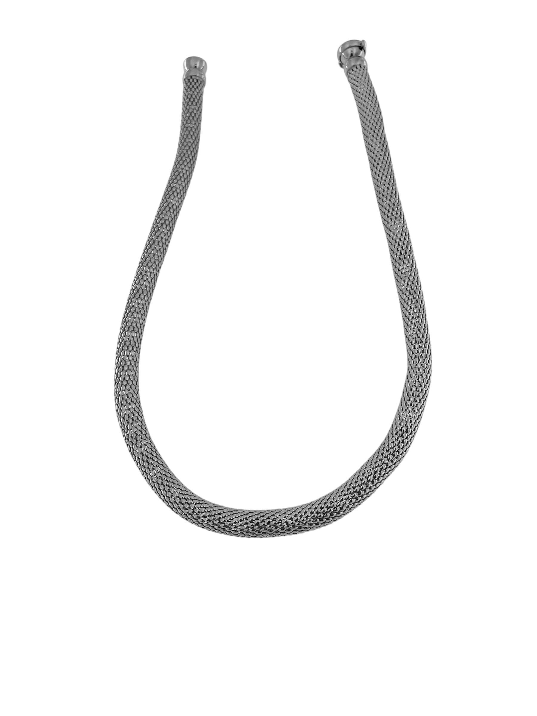 Questa collana **Tubular Mesh White Gold Necklace** di Urbino è un pezzo lussuoso e sofisticato, realizzato in oro bianco di alta qualità a 18 carati. La collana presenta un **design a maglia tubolare**, che non solo le conferisce un'estetica