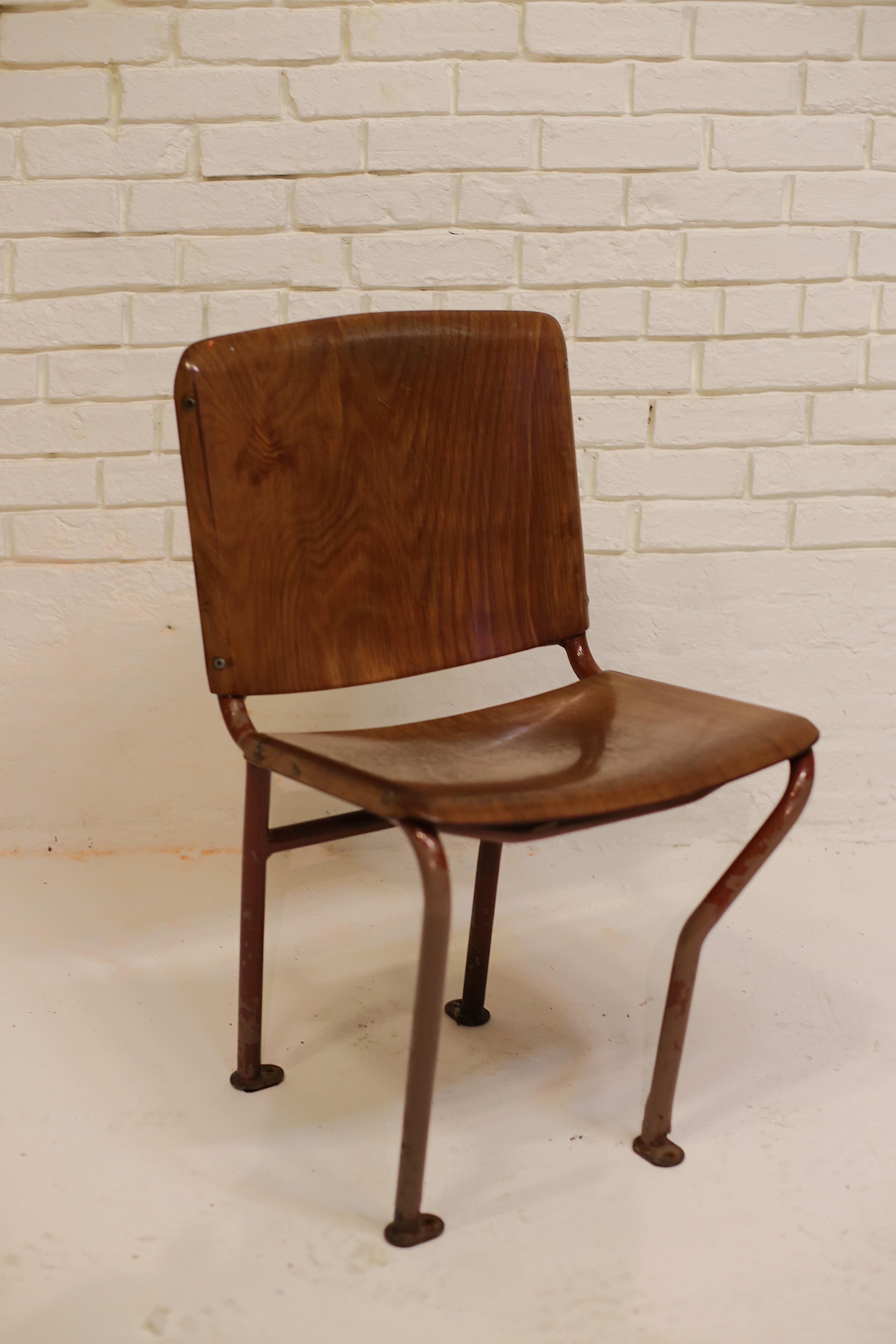 Straßenbahnstuhl aus Metallrohr und Sperrholz der Wiener Straßenbahn. 
 
Der Stuhl mit lackiertem Metallrohrgestell, Sitzfläche und Rückenlehne aus Sperrholz wurde von der Wiener Karosseriefabrik Gräf & Stift in Liesing hergestellt und 1962 erstmals