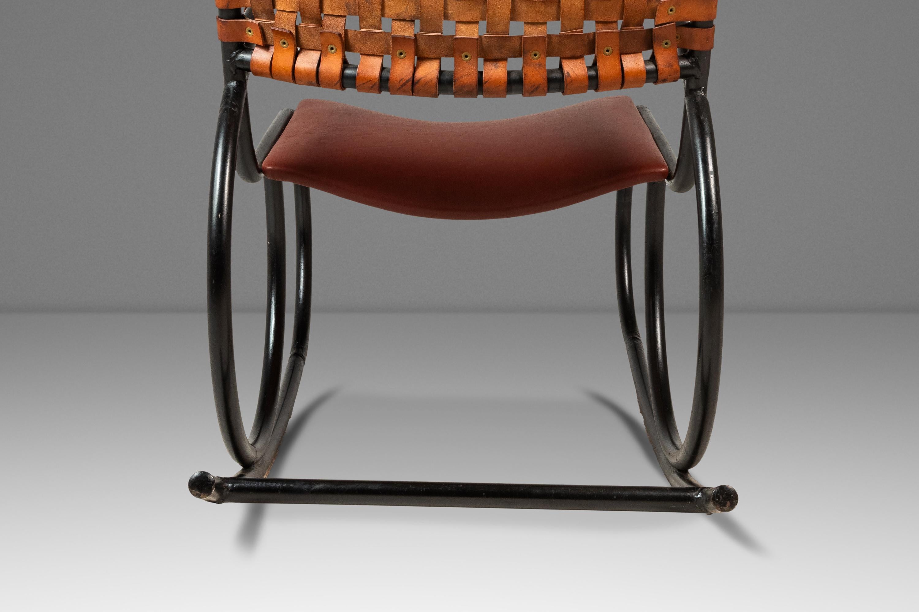 Fauteuil à bascule tubulaire en cuir et métal à la manière de Thonet, USA, c. 1960s en vente 3