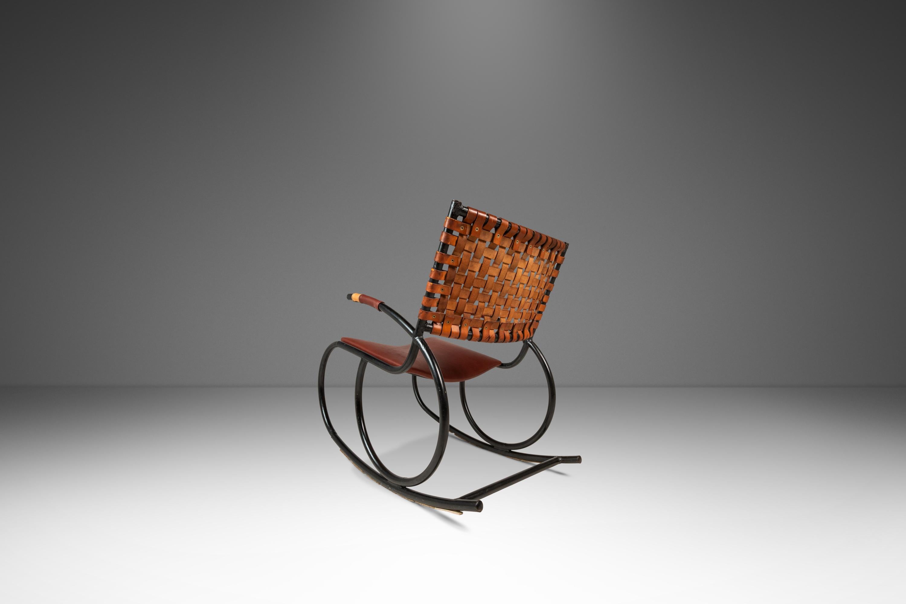 Américain Fauteuil à bascule tubulaire en cuir et métal à la manière de Thonet, USA, c. 1960s en vente