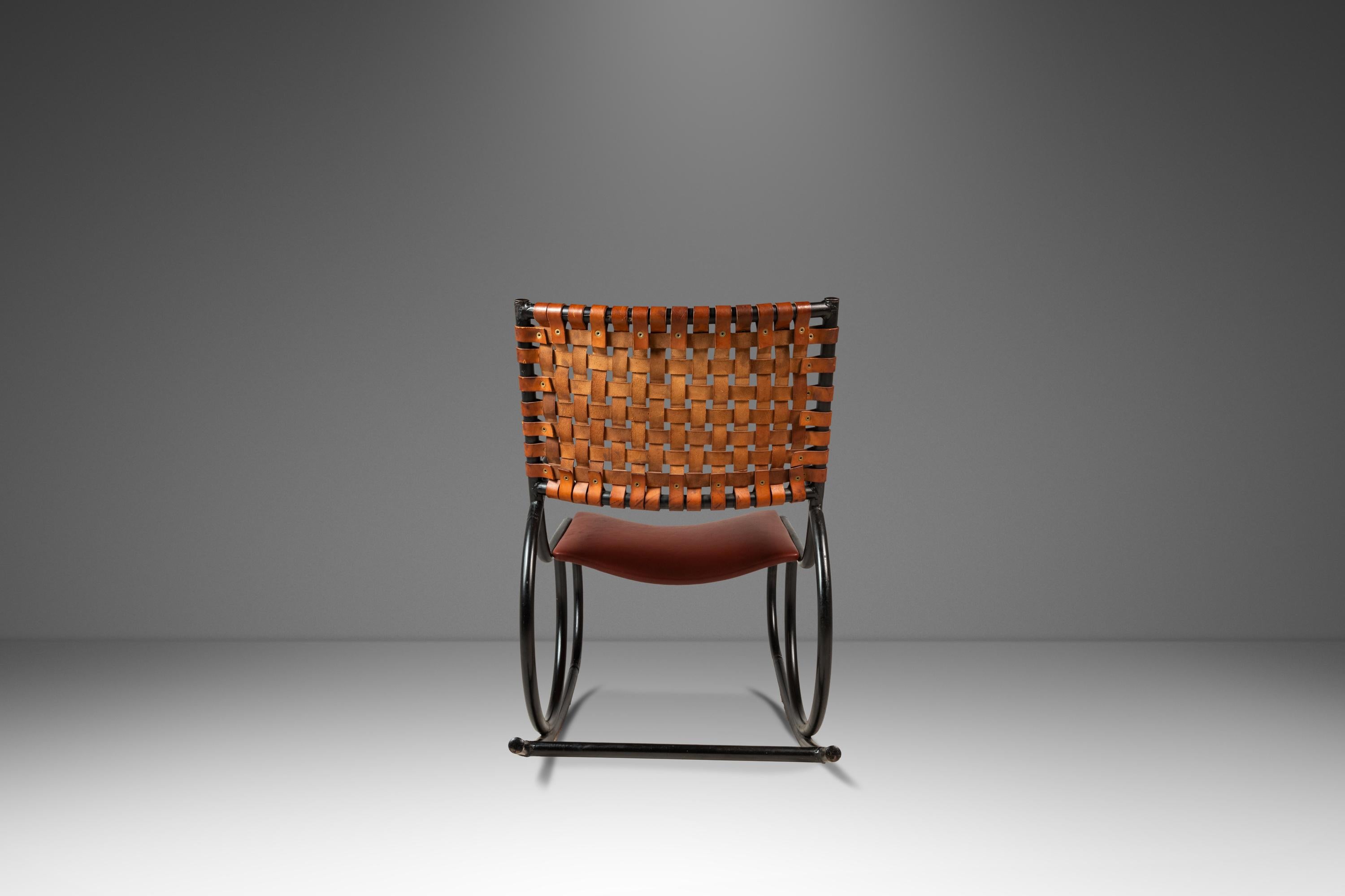 Fauteuil à bascule tubulaire en cuir et métal à la manière de Thonet, USA, c. 1960s Bon état - En vente à Deland, FL