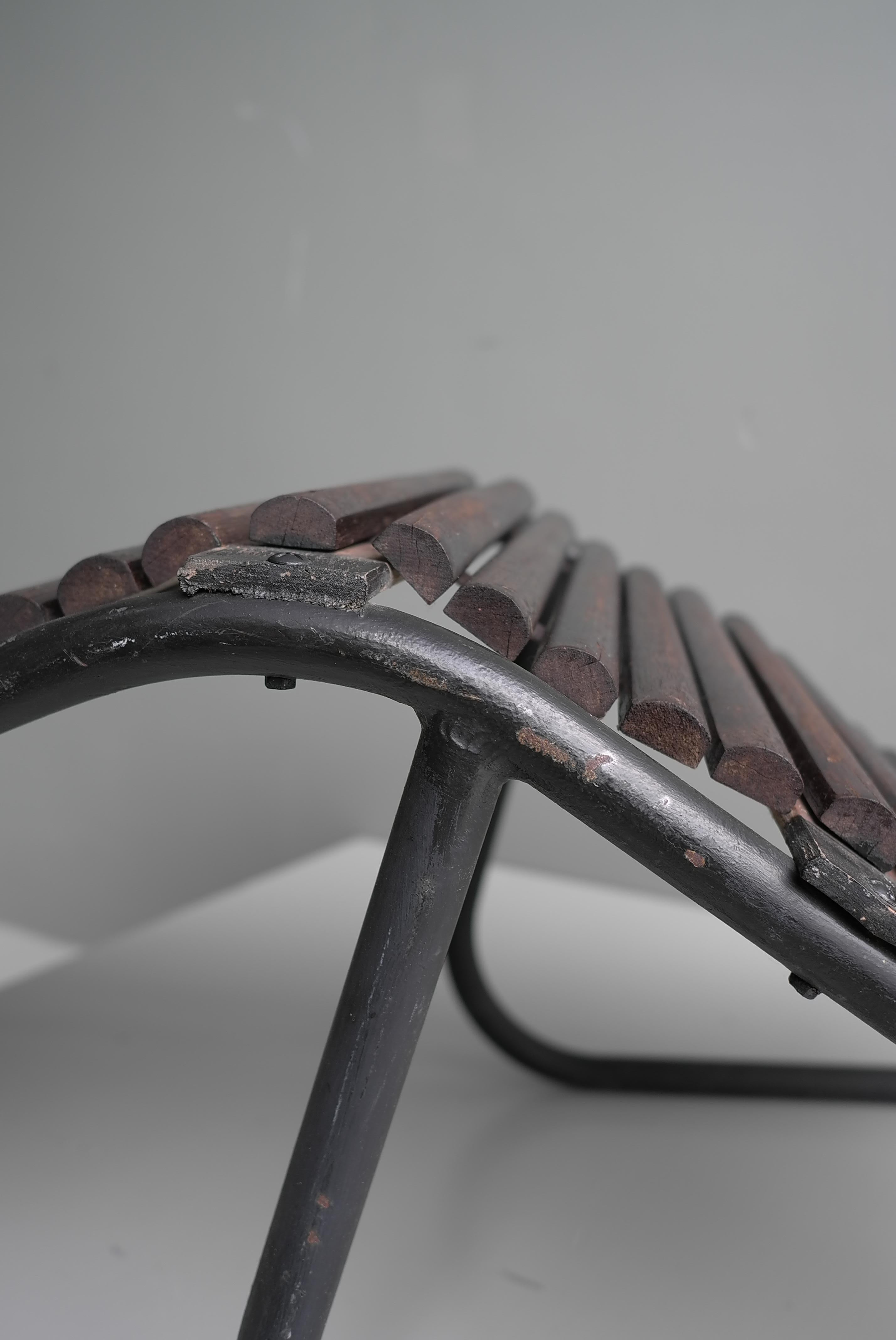 Tubular steel and Hardwood Chaise longue, France 1940's For Sale 2