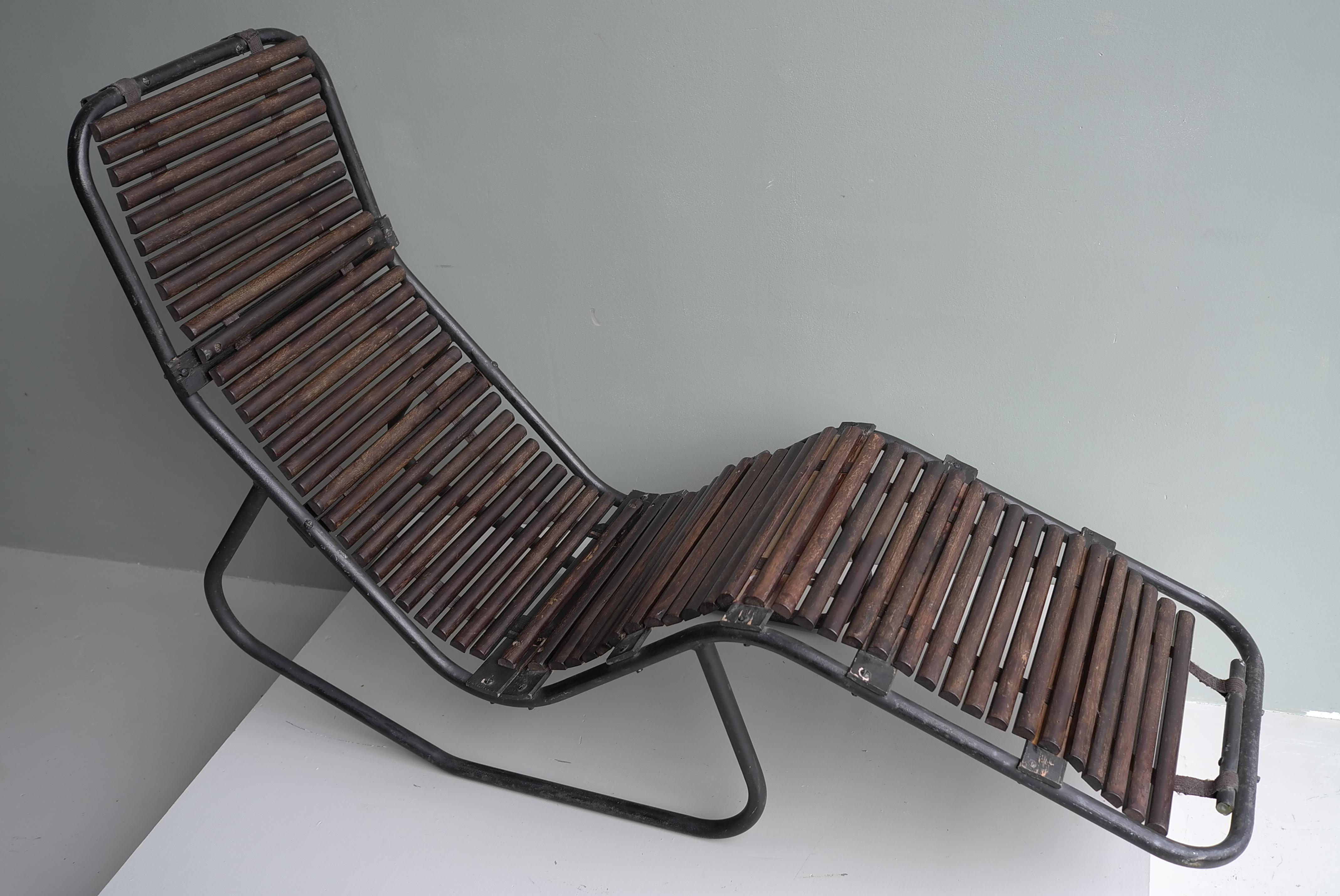Chaise longue aus Stahlrohr und Hartholz, Frankreich 1940er Jahre.

Dieser einzigartige Loungesessel hat eine normale und eine Liegeposition.