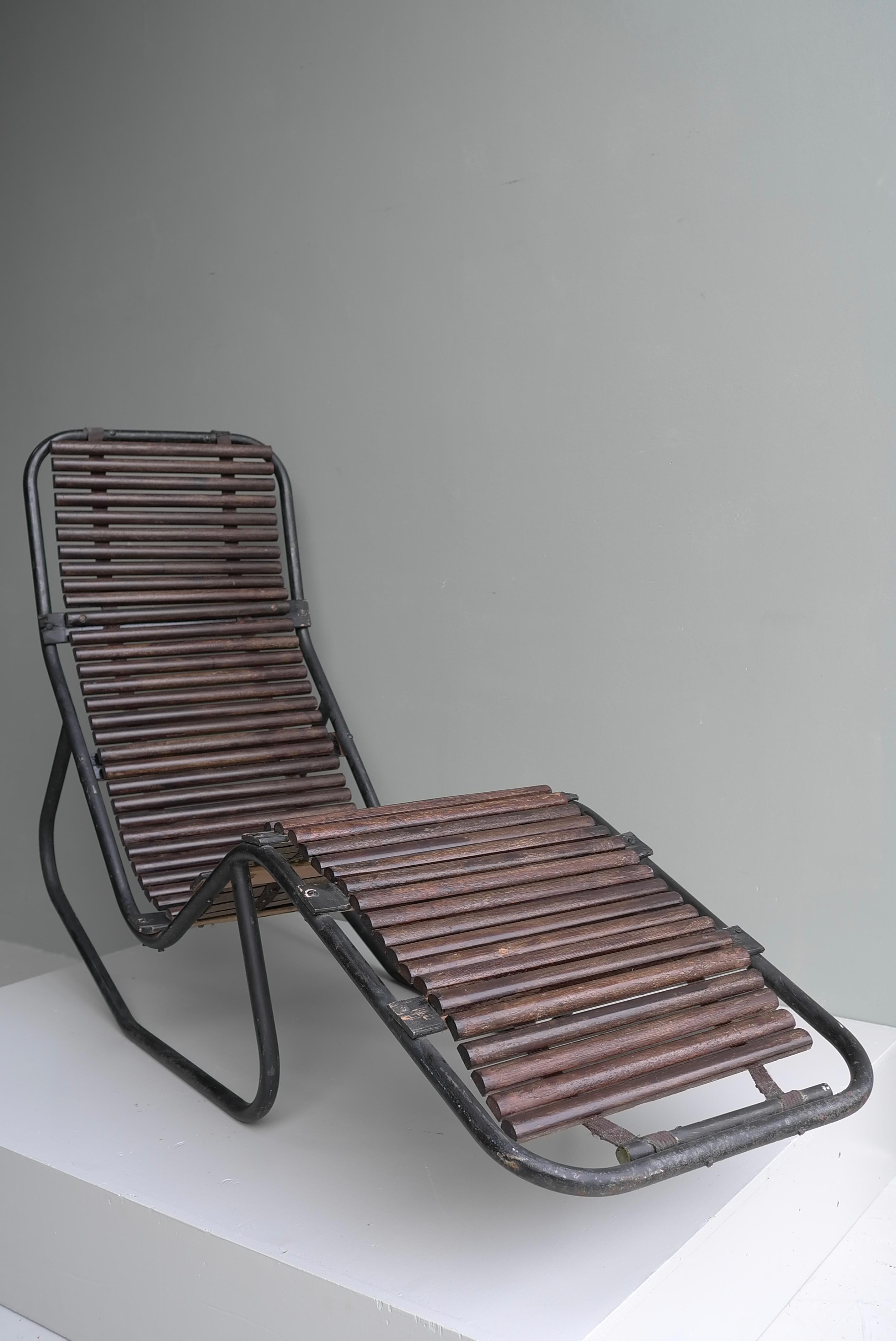 Chaiselongue aus Stahlrohr und Hartholz, Frankreich 1940er Jahre (Bauhaus) im Angebot