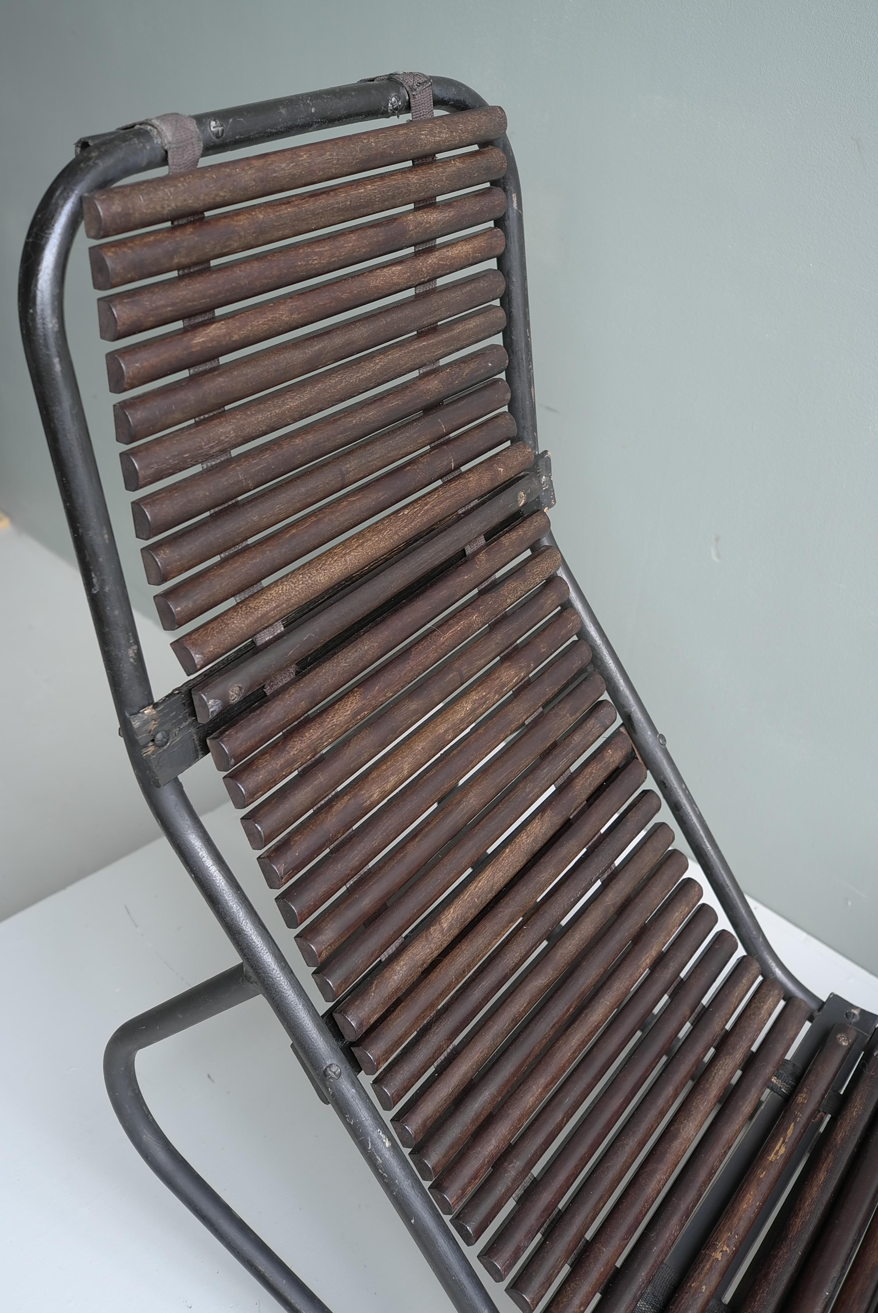 Milieu du XXe siècle Chaise longue en acier tubulaire et bois de feuillus, France, années 1940 en vente