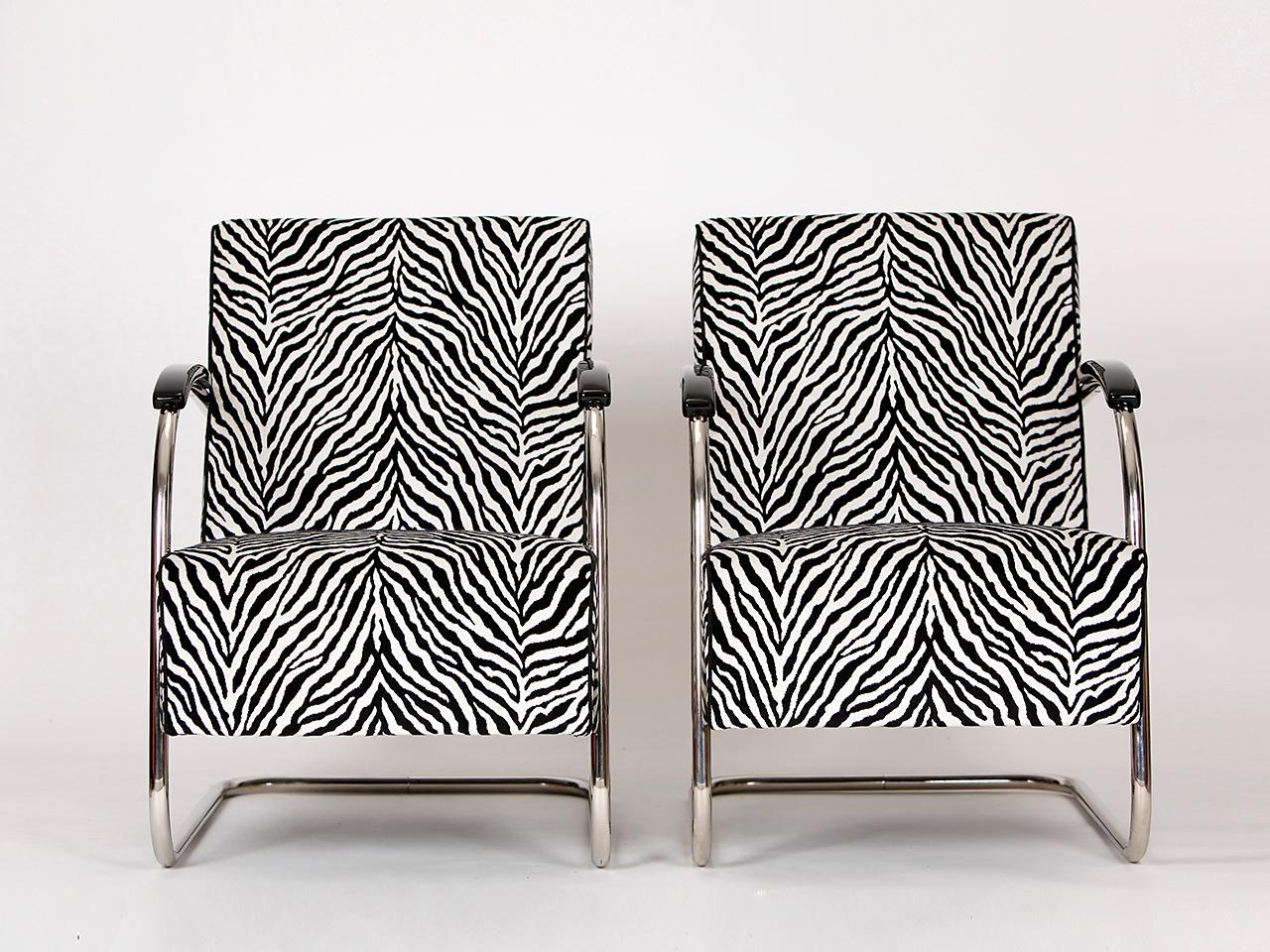 Ein Paar Sessel mit Stahlrohrrahmen aus den 1930er Jahren. Hergestellt von Mücke & Melder-Frystat, Karvina in der ehemaligen Tschechoslowakei. Vollständig restauriert mit neuen Federn. Die Armlehnen sind braun lackiert. Neu gepolstert mit einem