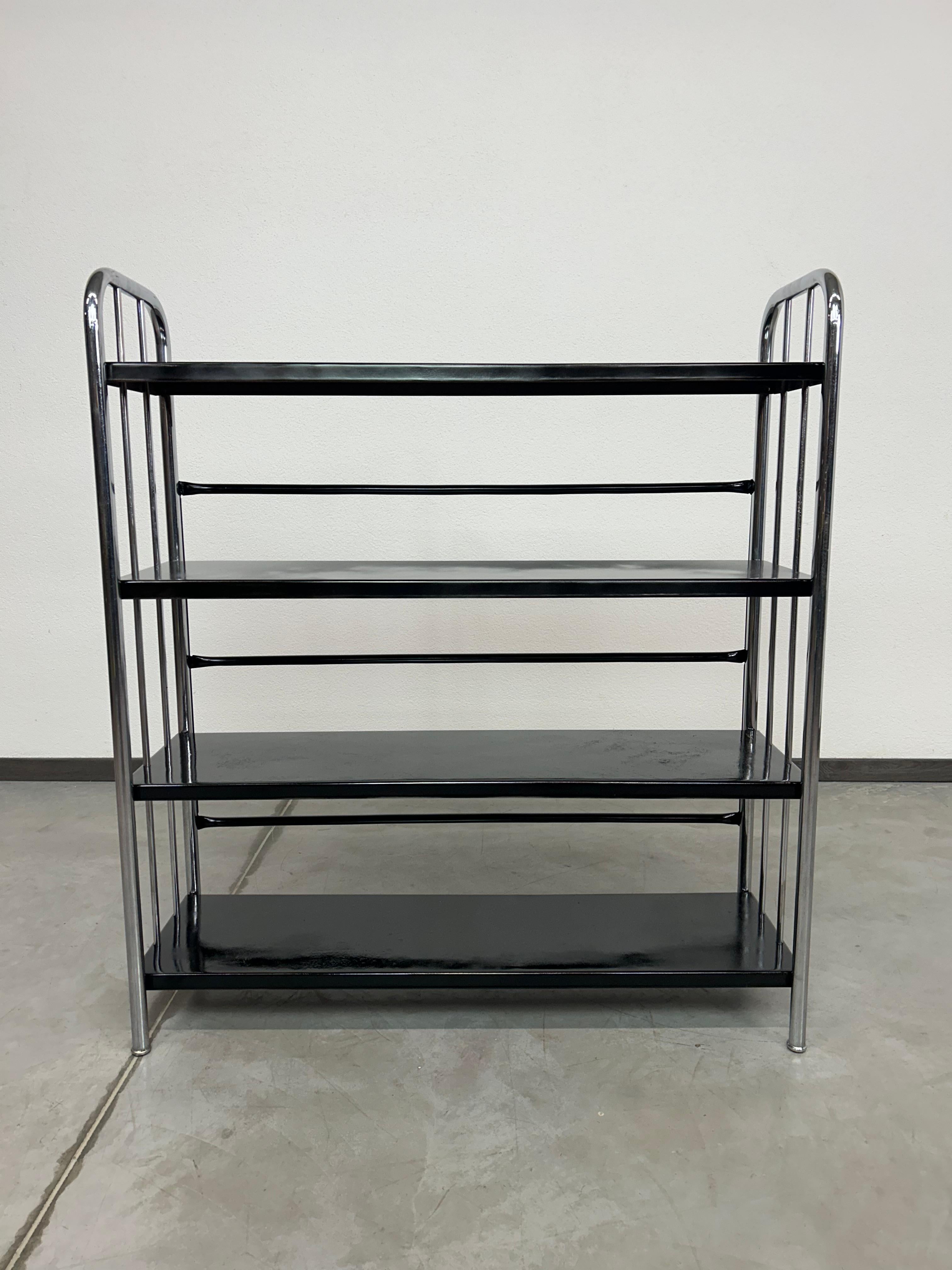 Tubular steel bauhaus etagere in very nice original condition. Tubular steel body with metal shelves.