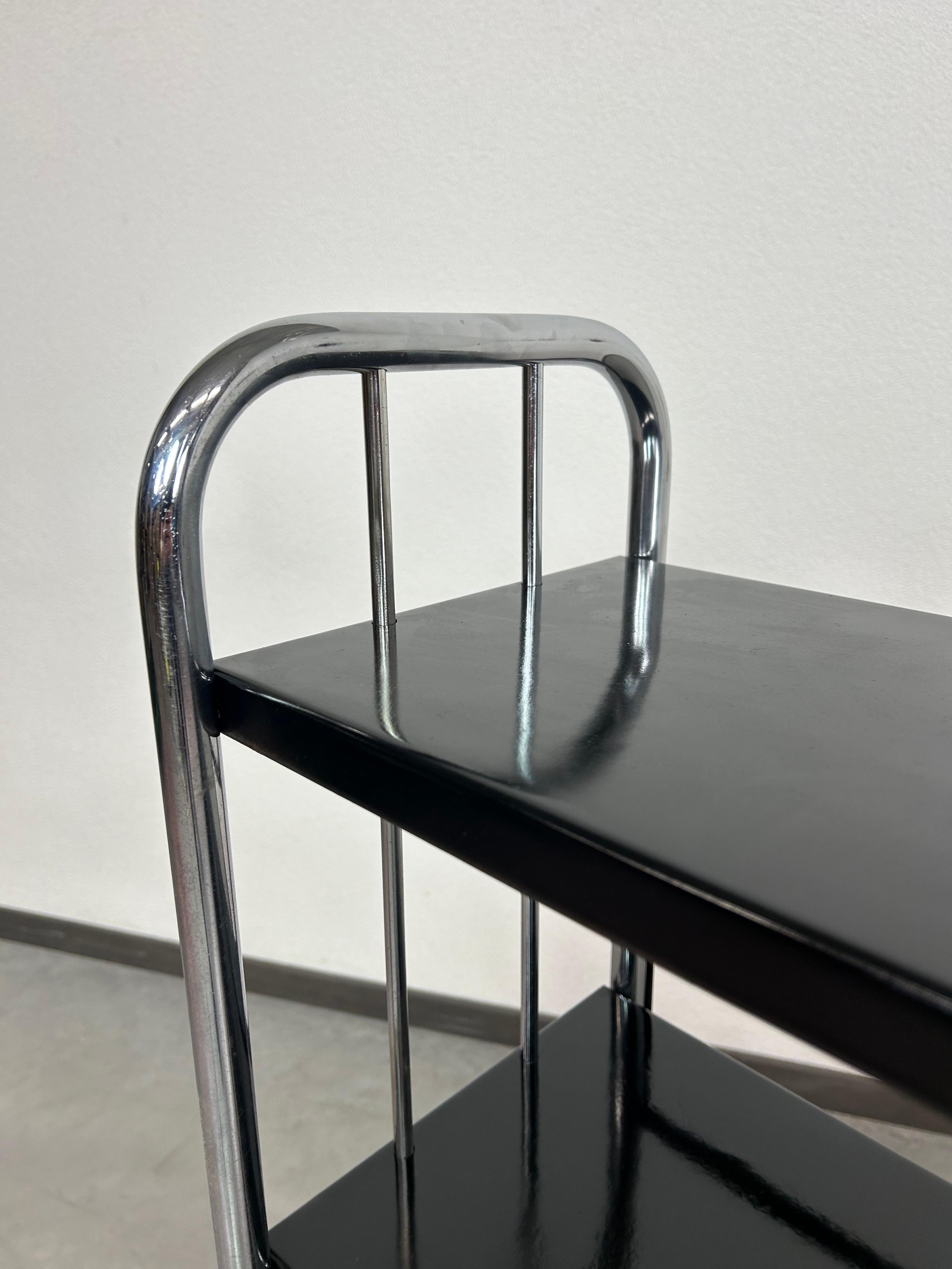 Bauhaus-Etagere aus Stahlrohr (Mitte des 20. Jahrhunderts) im Angebot