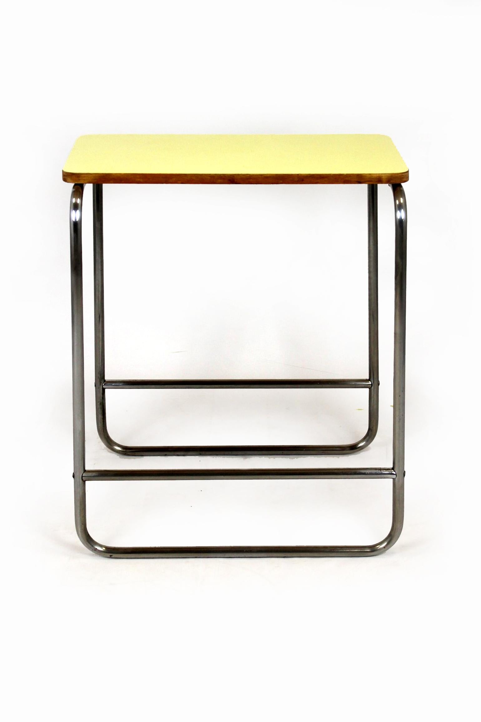 Es handelt sich um einen originalen tschechoslowakischen Beistelltisch aus den 1940er/1950er Jahren mit einem klassischen, vom Bauhaus inspirierten Design. Er hat ein verchromtes Stahlrohrgestell, das sich in gutem Zustand befindet. Die Tischplatte