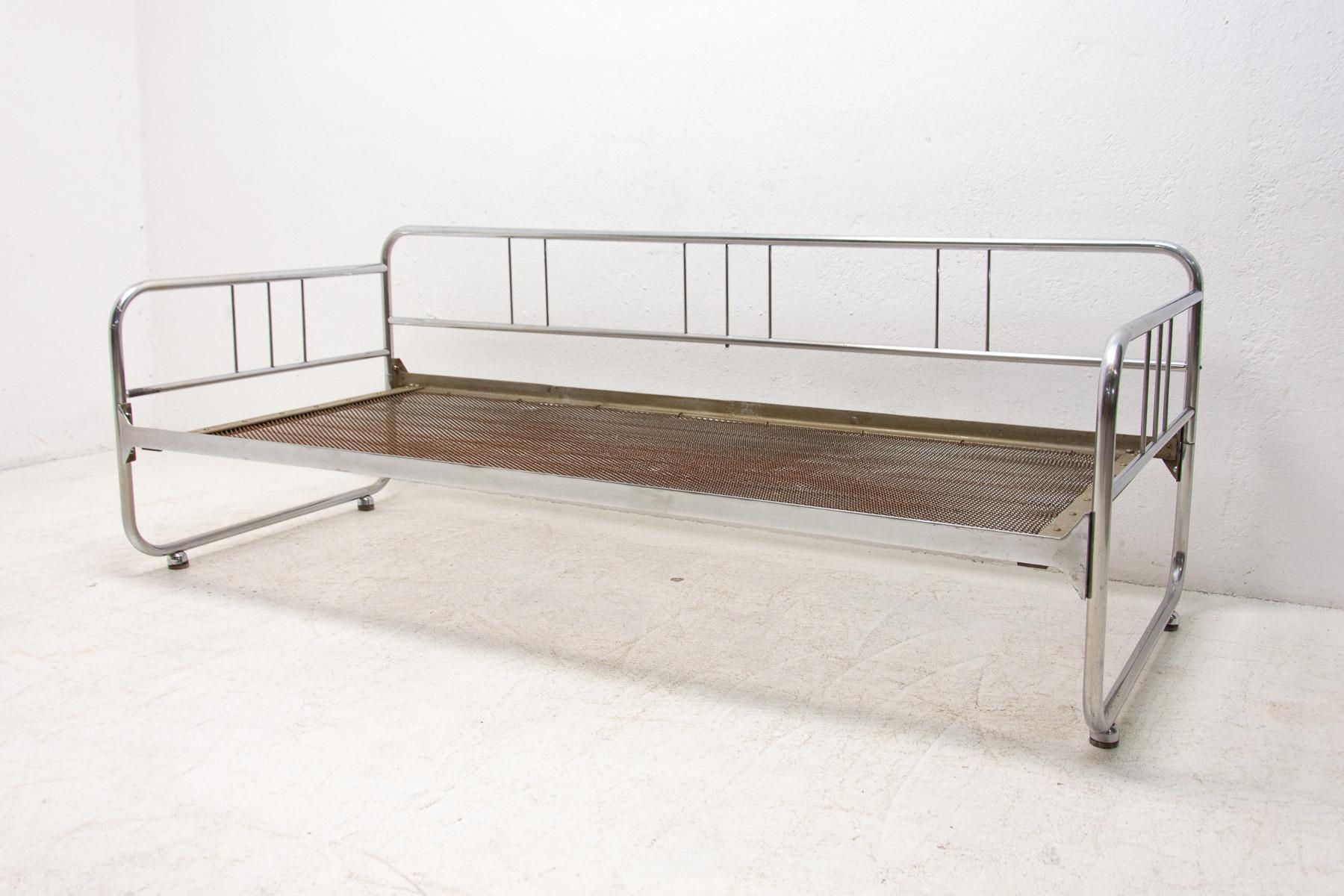 Chrome tubular steel sofa, designed probably by Hynek Gottwald during the Bauhaus period in the 1930s, This sofa was made in the 1940´s.  The chrome is overall in good Vintage condition, showing some signs of age and use.

Height: 69 cm

lenght: 192