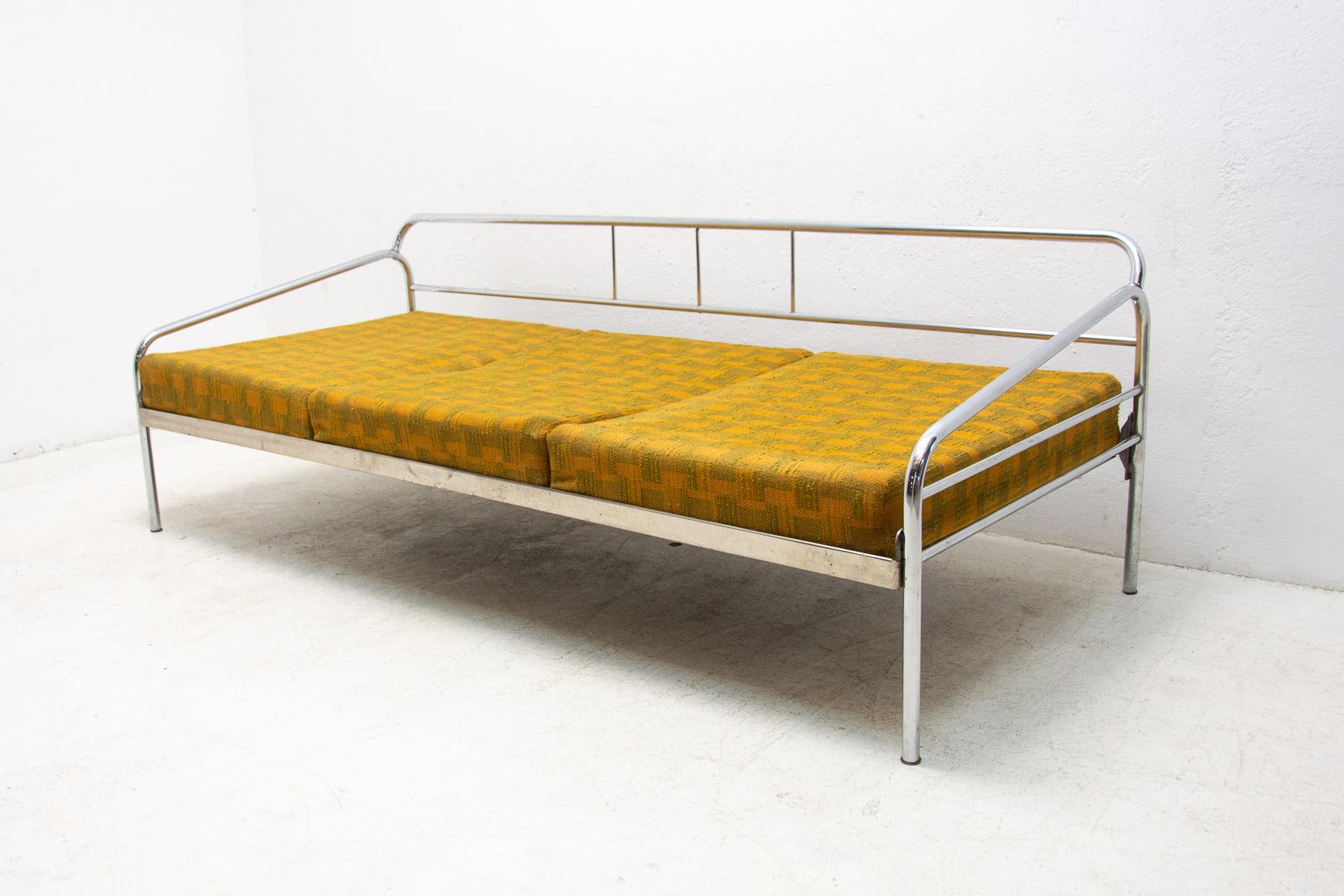 Chrome tubular steel sofa, designed probably by Hynek Gottwald during the Bauhaus period in the 1930s, This sofa was made in the 1940s. The chrome is overall in good Vintage condition, showing some signs of age and use.

Measures: height: 68