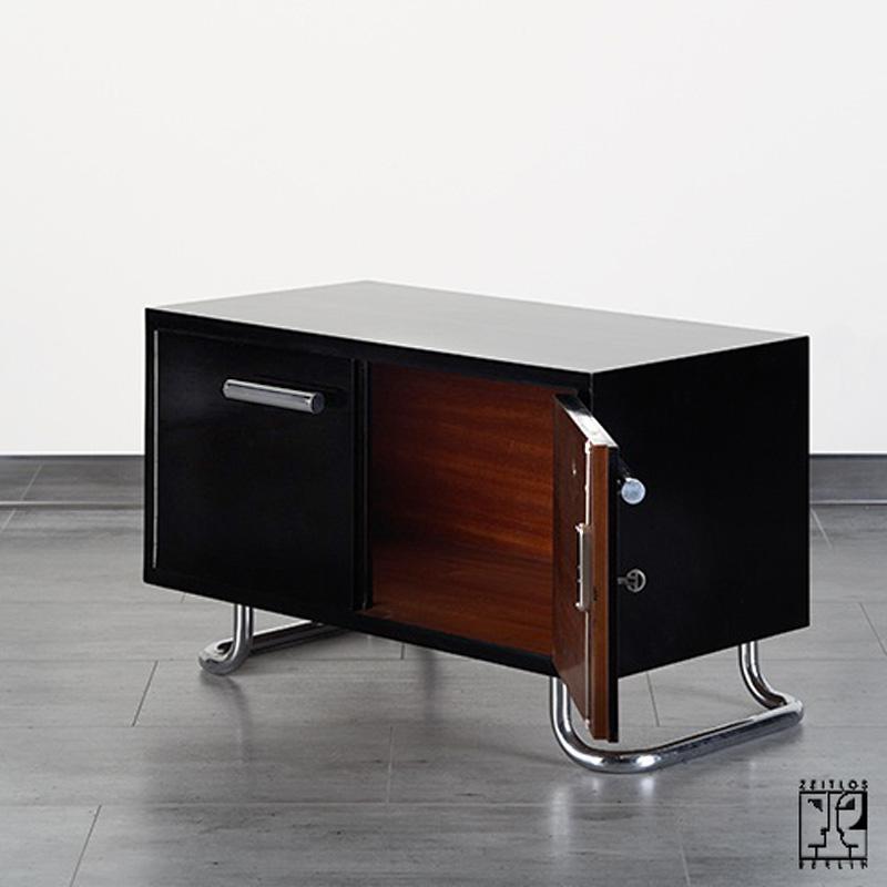 Tchèque Meuble de rangement tubulaire au design Bauhaus en vente