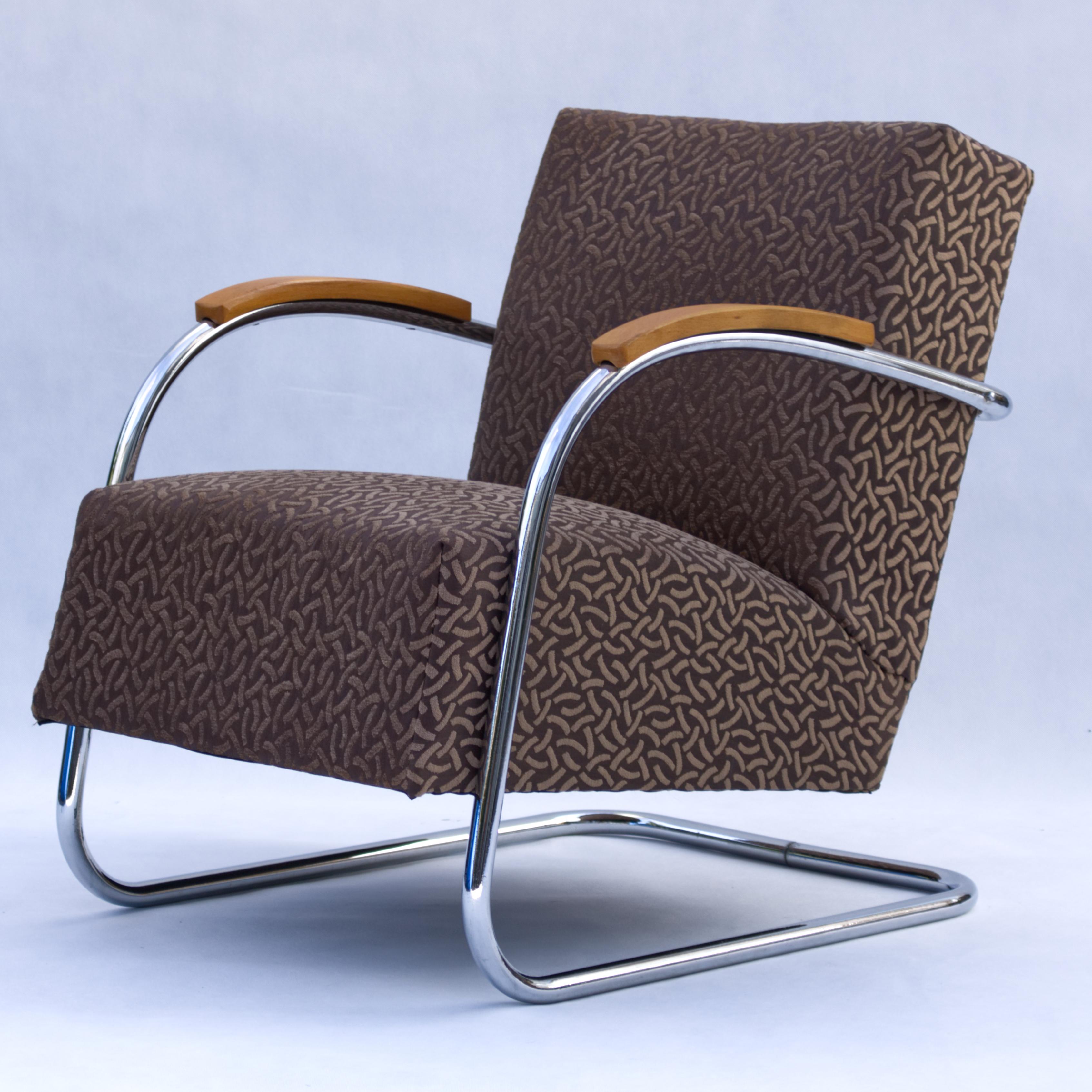 This Bauhaus armchair fn 21 was produced in the 1930s by Mücke & Melder Czechoslovakia. 
New upholstery.
New chrome.