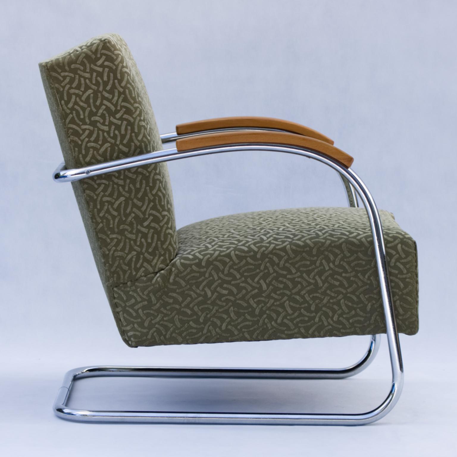 This Bauhaus armchair was produced in the 1930s by Mücke & Melder Czechoslovakia.
New upholstery and new chrome.